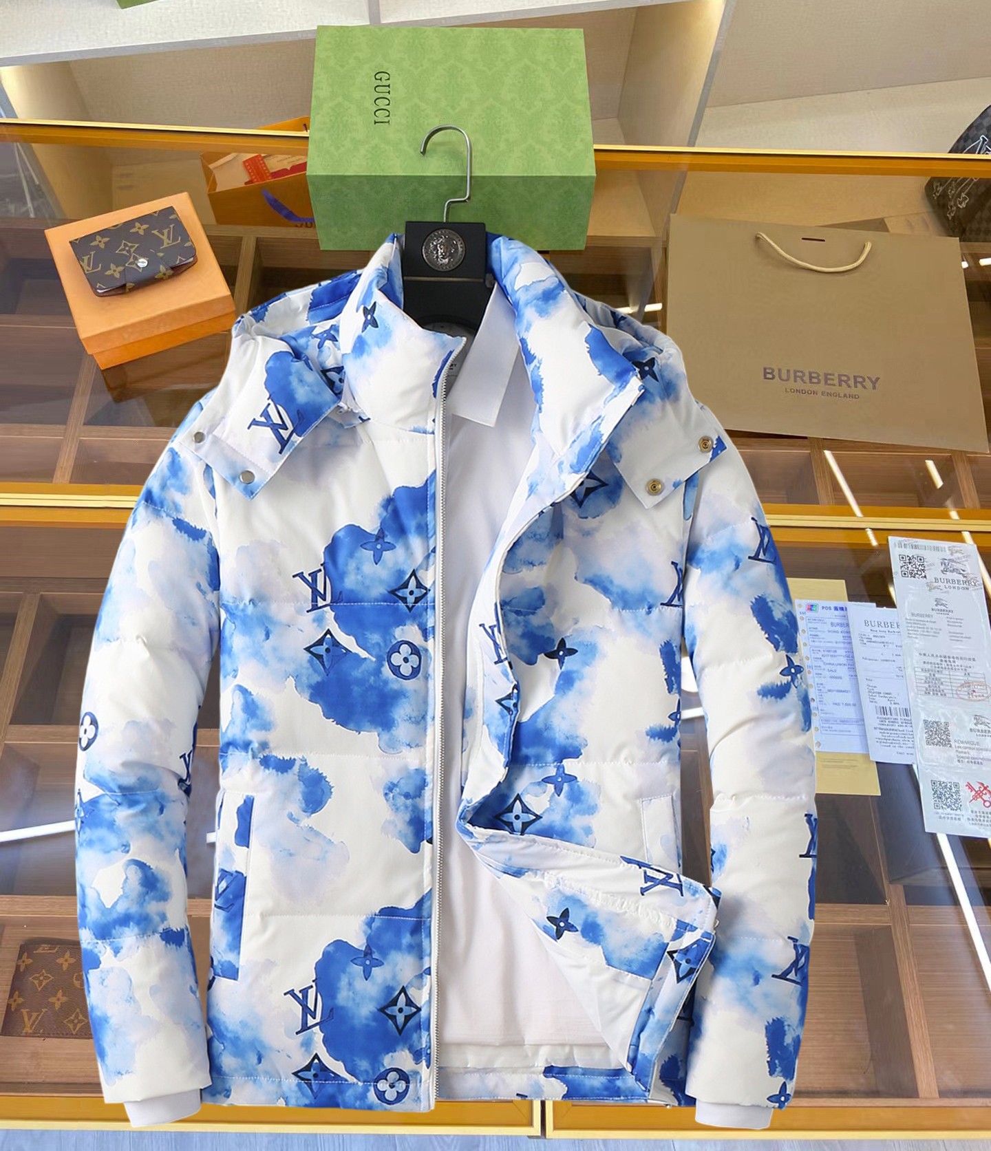 NO:629854,LV 2025 autumn and winter new down jacket. This is known as the most expensive down jacket in the world, all 90 down. With a classic logo combination, it is full of visual impact at first sight. It has better thermal insulation performance, is light and not heavy, and has good loft recovery after compression, and it can gather heat and lock in temperature!  Personalized color matching design, fresh and energetic!  There are too many versions circulating in the market. In addition to the different fabrics and workmanship, the biggest difference is that the filling is not goose down at all but feather silk or velvet, etc., and it is not easy to distinguish for those who don’t understand. In addition, the fabrics and workmanship are definitely not of the same level. In short, look for us and you will never go astray. All the exclusive full colors are purchased from genuine development. If you understand the quality of our down jackets, you can safely recommend it with your eyes closed. The three standards are complete!  Uniform series for men and women!  Size M-3XL. Maximum wear is 195 pounds.,,louis vuitton,down jacket,alexander wang19860909LV 2025秋冬新款羽绒服.这款号称羽绒服届最贵的,全部90绒的.带着经典的Logo组合搭配,第一眼看到就是满满的视觉冲击,保暖性能更出色,轻便不厚重,且压缩后的蓬松度恢复性好,聚热锁温！个性的拼色设计,清新有活力！市面流通的版本实在太多了,除了面料做工不同外,最大的区别就是填充物根本不是鹅绒而是羽丝或手感绒等等,而不懂的根本不容易区分.另外面料和做工也绝对不是一个级别,总之认准我们,让你绝对不跑偏,独家全色全部购入正版开发,懂我们家羽绒服质量的,完全可以放心闭眼推.三标齐全！男女同款系列！码数M-3XL.最大穿到195斤.,,louis vuitton,down jacket,alexander wang,Men's clothing