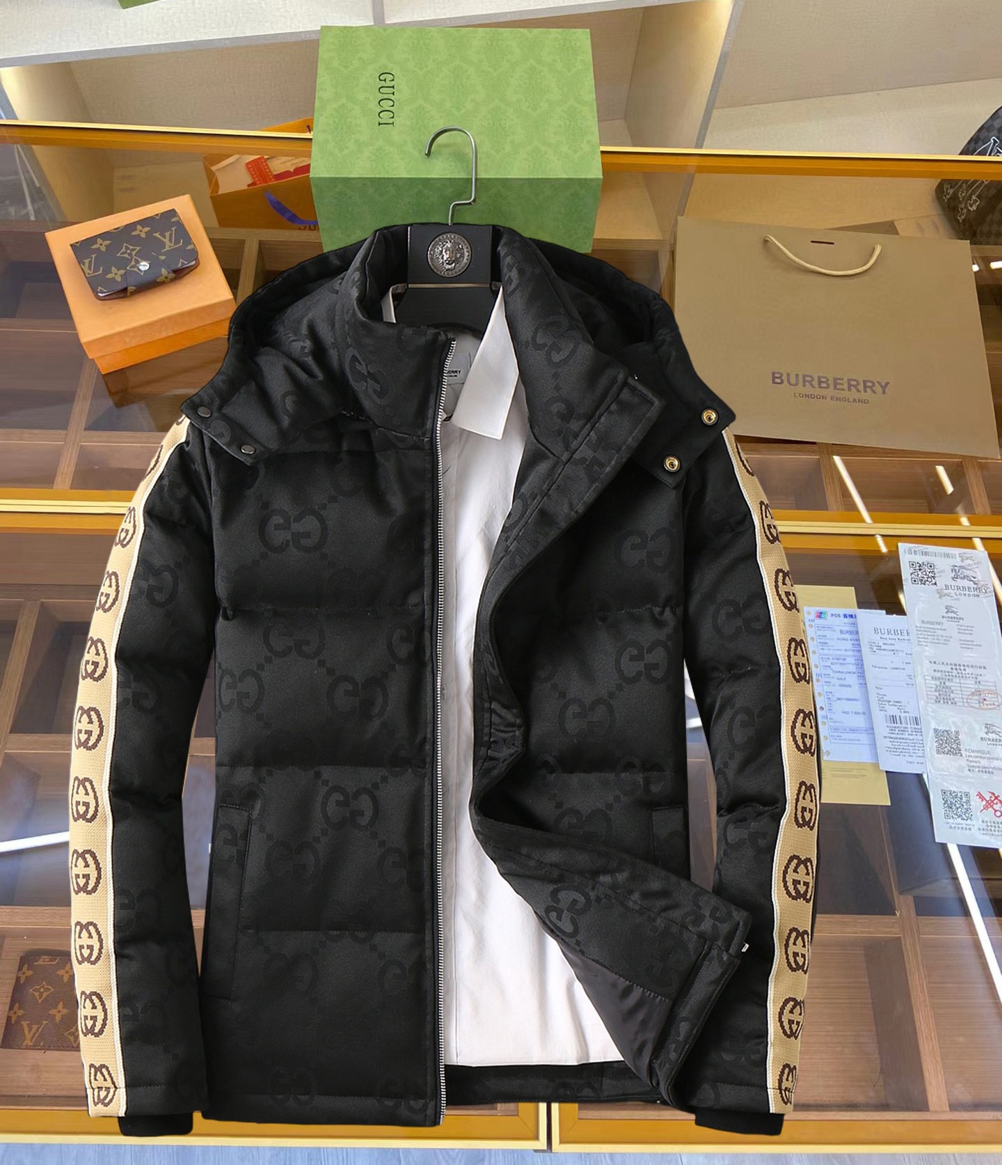 NO:629861,Gucci's new 2025 autumn and winter down jacket. This is known as the most expensive down jacket in the world, all 90 down. With a classic logo combination, it is full of visual impact at first sight. It has better thermal insulation performance, is light and not heavy, and has good loft recovery after compression, and it can gather heat and lock in temperature!  Personalized color matching design, fresh and energetic!  There are too many versions circulating in the market. In addition to the different fabrics and workmanship, the biggest difference is that the filling is not goose down at all but feather silk or velvet, etc., and it is not easy to distinguish for those who don’t understand. In addition, the fabrics and workmanship are definitely not of the same level. In short, look for us and you will never go astray. All the exclusive full colors are purchased from genuine development. If you understand the quality of our down jackets, you can safely recommend it with your eyes closed. The three standards are complete!  Uniform series for men and women!  Size M-3XL. Maximum wear is 195 pounds.,,down jacket,alexander wang19860909古奇 2025秋冬新款羽绒服.这款号称羽绒服届最贵的,全部90绒的.带着经典的Logo组合搭配,第一眼看到就是满满的视觉冲击,保暖性能更出色,轻便不厚重,且压缩后的蓬松度恢复性好,聚热锁温！个性的拼色设计,清新有活力！市面流通的版本实在太多了,除了面料做工不同外,最大的区别就是填充物根本不是鹅绒而是羽丝或手感绒等等,而不懂的根本不容易区分.另外面料和做工也绝对不是一个级别,总之认准我们,让你绝对不跑偏,独家全色全部购入正版开发,懂我们家羽绒服质量的,完全可以放心闭眼推.三标齐全！男女同款系列！码数M-3XL.最大穿到195斤.,,down jacket,alexander wang,Men's clothing