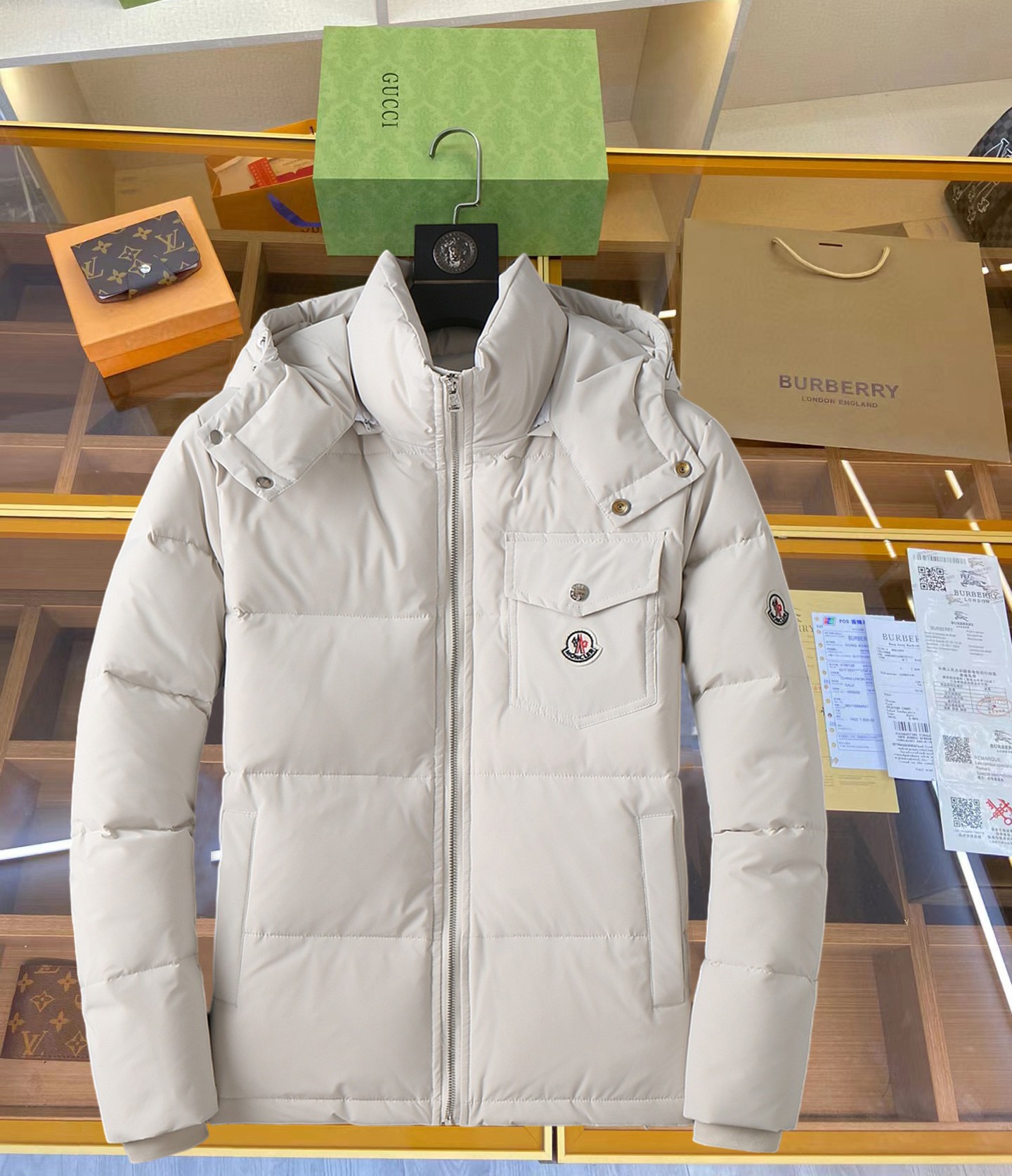 NO:629868,Mengkou's new 2025 autumn and winter down jacket. This is known as the most expensive down jacket in the world, all 90 down. With a classic logo combination, it is full of visual impact at first sight. It has better thermal insulation performance, is light and not heavy, and has good loft recovery after compression, and it can gather heat and lock in temperature!  Personalized color matching design, fresh and energetic!  There are too many versions circulating in the market. In addition to the different fabrics and workmanship, the biggest difference is that the filling is not goose down at all but feather silk or velvet, etc., and it is not easy to distinguish for those who don’t understand. In addition, the fabrics and workmanship are definitely not of the same level. In short, look for us and you will never go astray. All the exclusive full colors are purchased from genuine development. If you understand the quality of our down jackets, you can safely recommend it with your eyes closed. The three standards are complete!  Uniform series for men and women!  Size M-3XL. Maximum wear is 195 pounds.,,Moncler,down jacket,alexander wang19860909蒙口 2025秋冬新款羽绒服.这款号称羽绒服届最贵的,全部90绒的.带着经典的Logo组合搭配,第一眼看到就是满满的视觉冲击,保暖性能更出色,轻便不厚重,且压缩后的蓬松度恢复性好,聚热锁温！个性的拼色设计,清新有活力！市面流通的版本实在太多了,除了面料做工不同外,最大的区别就是填充物根本不是鹅绒而是羽丝或手感绒等等,而不懂的根本不容易区分.另外面料和做工也绝对不是一个级别,总之认准我们,让你绝对不跑偏,独家全色全部购入正版开发,懂我们家羽绒服质量的,完全可以放心闭眼推.三标齐全！男女同款系列！码数M-3XL.最大穿到195斤.,,Moncler,down jacket,alexander wang,Men's clothing