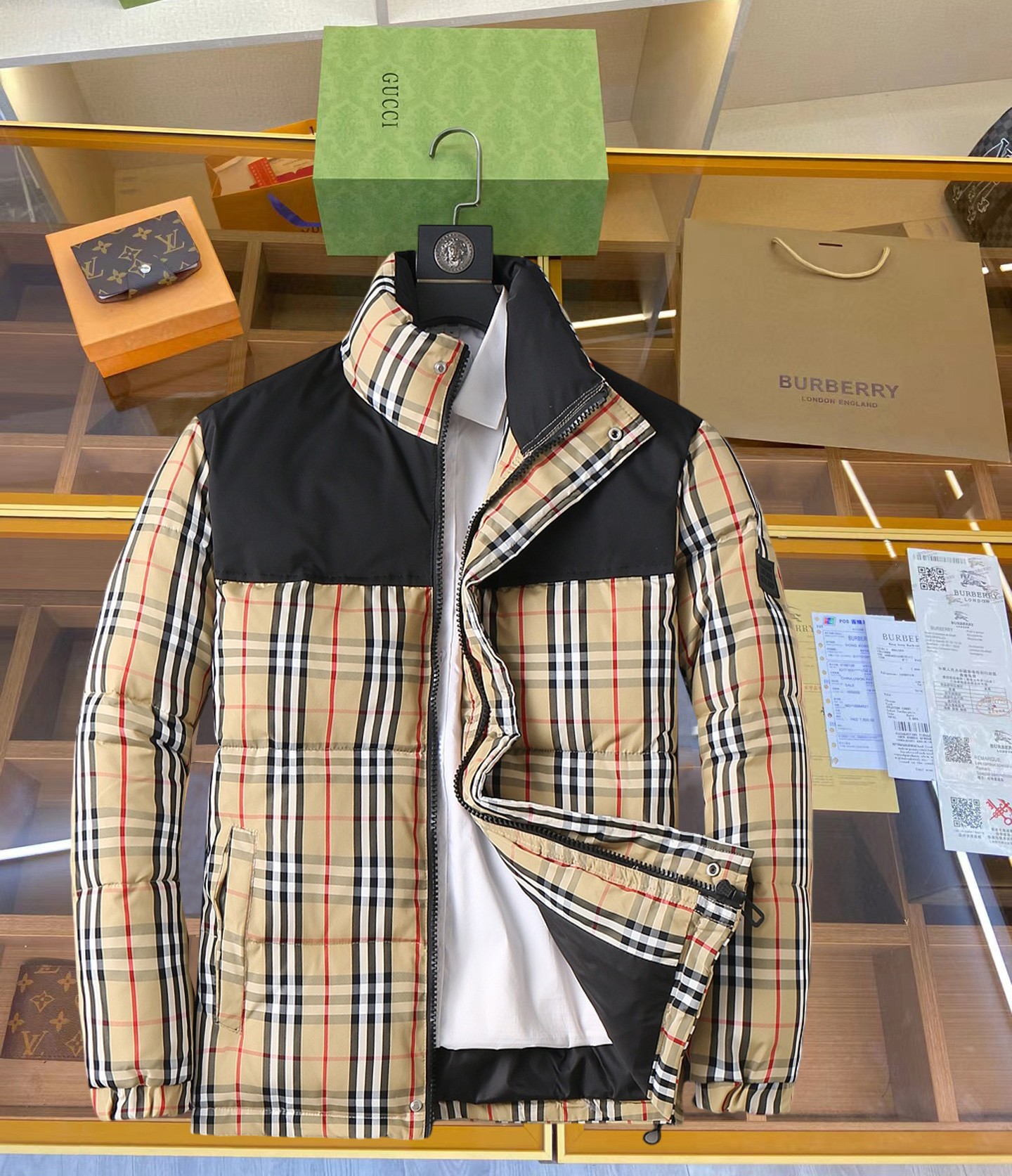 NO:629832,Burberry's new 2025ss winter down jacket with all three standards, the new product on the show is in perfect condition, comfortable and warm, the color is full and attractive, the design is very outstanding, it can easily enhance the fashion sense, the workmanship is extremely sophisticated and rigorous, and the wiring is neat and meticulous!  A masterpiece from a famous designer!  The upper body does not look bloated and is super handsome!  Available sizes M ~ XXXL,,burberry,jackets & coats,down jacket,alexander wang19860909巴宝莉 三标齐全 2025ss冬季新款羽绒棉服外套,秀场新品品相非常完美,舒适保暖,色泽饱满诱人,非常出彩的设计,轻松将时髦感进阶,做工极为考究严谨,走线工整细致！大牌设计师巨作！上身不显臃肿、超级帅气！现货码数M ～ XXXL,,burberry,jackets & coats,down jacket,alexander wang,Men's clothing