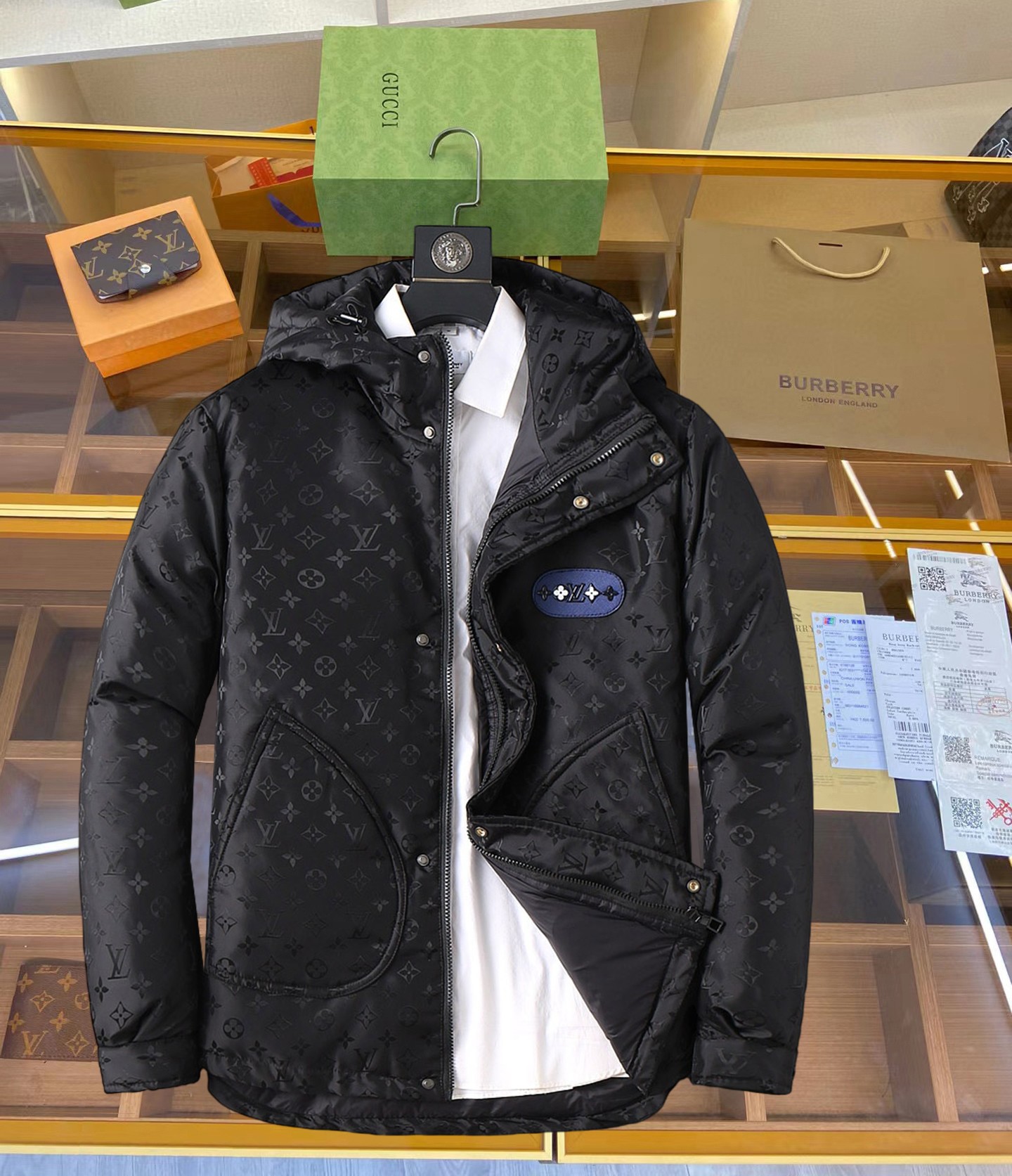 NO:629801,LV 2025 autumn and winter new down jacket. This is known as the most expensive down jacket in the world, all 90 down. With a classic logo combination, it is full of visual impact at first sight. It has better thermal insulation performance, is light and not heavy, and has good loft recovery after compression, and it can gather heat and lock in temperature!  Personalized color matching design, fresh and energetic!  There are too many versions circulating in the market. In addition to the different fabrics and workmanship, the biggest difference is that the filling is not goose down at all but feather silk or velvet, etc., and it is not easy to distinguish for those who don’t understand. In addition, the fabrics and workmanship are definitely not of the same level. In short, look for us and you will never go astray. All the exclusive full colors are purchased from genuine development. If you understand the quality of our down jackets, you can safely recommend it with your eyes closed. The three standards are complete!  Uniform series for men and women!  Size M-3XL. Maximum wear is 195 pounds.,,louis vuitton,down jacket,alexander wang19860909LV 2025秋冬新款羽绒服.这款号称羽绒服届最贵的,全部90绒的.带着经典的Logo组合搭配,第一眼看到就是满满的视觉冲击,保暖性能更出色,轻便不厚重,且压缩后的蓬松度恢复性好,聚热锁温！个性的拼色设计,清新有活力！市面流通的版本实在太多了,除了面料做工不同外,最大的区别就是填充物根本不是鹅绒而是羽丝或手感绒等等,而不懂的根本不容易区分.另外面料和做工也绝对不是一个级别,总之认准我们,让你绝对不跑偏,独家全色全部购入正版开发,懂我们家羽绒服质量的,完全可以放心闭眼推.三标齐全！男女同款系列！码数M-3XL.最大穿到195斤.,,louis vuitton,down jacket,alexander wang,Men's clothing