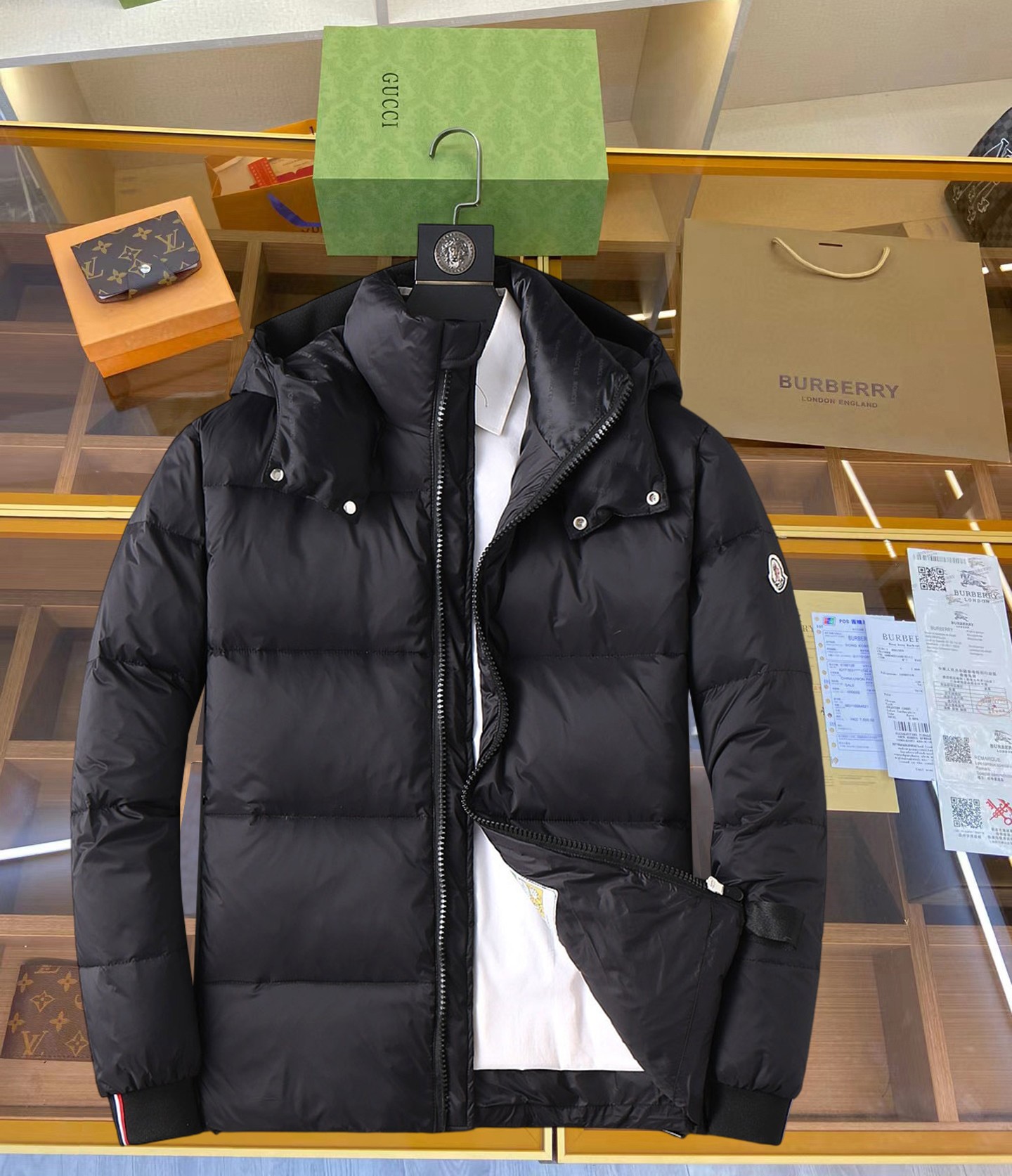 NO:629808,Mengkou's new 2025 autumn and winter down jacket. This is known as the most expensive down jacket in the world, all 90 down. With a classic logo combination, it is full of visual impact at first sight. It has better thermal insulation performance, is light and not heavy, and has good loft recovery after compression, and it can gather heat and lock in temperature!  Personalized color matching design, fresh and energetic!  There are too many versions circulating in the market. In addition to the different fabrics and workmanship, the biggest difference is that the filling is not goose down at all but feather silk or velvet, etc., and it is not easy to distinguish for those who don’t understand. In addition, the fabrics and workmanship are definitely not of the same level. In short, look for us and you will never go astray. All the exclusive full colors are purchased from genuine development. If you understand the quality of our down jackets, you can safely recommend it with your eyes closed. The three standards are complete!  Uniform series for men and women!  Size M-3XL. Maximum wear is 195 pounds.,,Moncler,down jacket,alexander wang19860909蒙口 2025秋冬新款羽绒服.这款号称羽绒服届最贵的,全部90绒的.带着经典的Logo组合搭配,第一眼看到就是满满的视觉冲击,保暖性能更出色,轻便不厚重,且压缩后的蓬松度恢复性好,聚热锁温！个性的拼色设计,清新有活力！市面流通的版本实在太多了,除了面料做工不同外,最大的区别就是填充物根本不是鹅绒而是羽丝或手感绒等等,而不懂的根本不容易区分.另外面料和做工也绝对不是一个级别,总之认准我们,让你绝对不跑偏,独家全色全部购入正版开发,懂我们家羽绒服质量的,完全可以放心闭眼推.三标齐全！男女同款系列！码数M-3XL.最大穿到195斤.,,Moncler,down jacket,alexander wang,Men's clothing