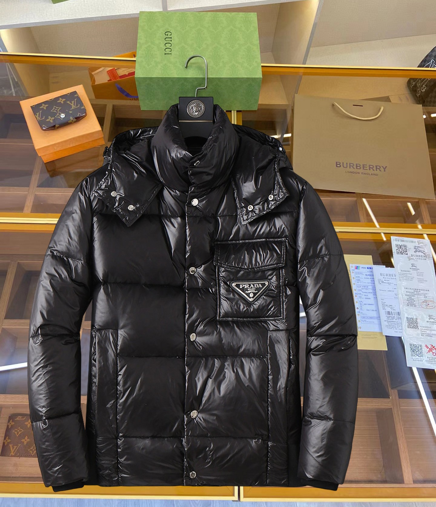 NO:629816,Prada's new 2025 autumn and winter down jacket. This is known as the most expensive down jacket in the world, all 90 down. With a classic logo combination, it is full of visual impact at first sight. It has better thermal insulation performance, is light and not heavy, and has good loft recovery after compression, and it can gather heat and lock in temperature!  Personalized color matching design, fresh and energetic!  There are too many versions circulating in the market. In addition to the different fabrics and workmanship, the biggest difference is that the filling is not goose down at all but feather silk or velvet, etc., and it is not easy to distinguish for those who don’t understand. In addition, the fabrics and workmanship are definitely not of the same level. In short, look for us and you will never go astray. All the exclusive full colors are purchased from genuine development. If you understand the quality of our down jackets, you can safely recommend it with your eyes closed. The three standards are complete!  Uniform series for men and women!  Size M-3XL. Maximum wear is 195 pounds.,,prada,down jacket,alexander wang19860909普拉达 2025秋冬新款羽绒服.这款号称羽绒服届最贵的,全部90绒的.带着经典的Logo组合搭配,第一眼看到就是满满的视觉冲击,保暖性能更出色,轻便不厚重,且压缩后的蓬松度恢复性好,聚热锁温！个性的拼色设计,清新有活力！市面流通的版本实在太多了,除了面料做工不同外,最大的区别就是填充物根本不是鹅绒而是羽丝或手感绒等等,而不懂的根本不容易区分.另外面料和做工也绝对不是一个级别,总之认准我们,让你绝对不跑偏,独家全色全部购入正版开发,懂我们家羽绒服质量的,完全可以放心闭眼推.三标齐全！男女同款系列！码数M-3XL.最大穿到195斤.,,prada,down jacket,alexander wang,Men's clothing
