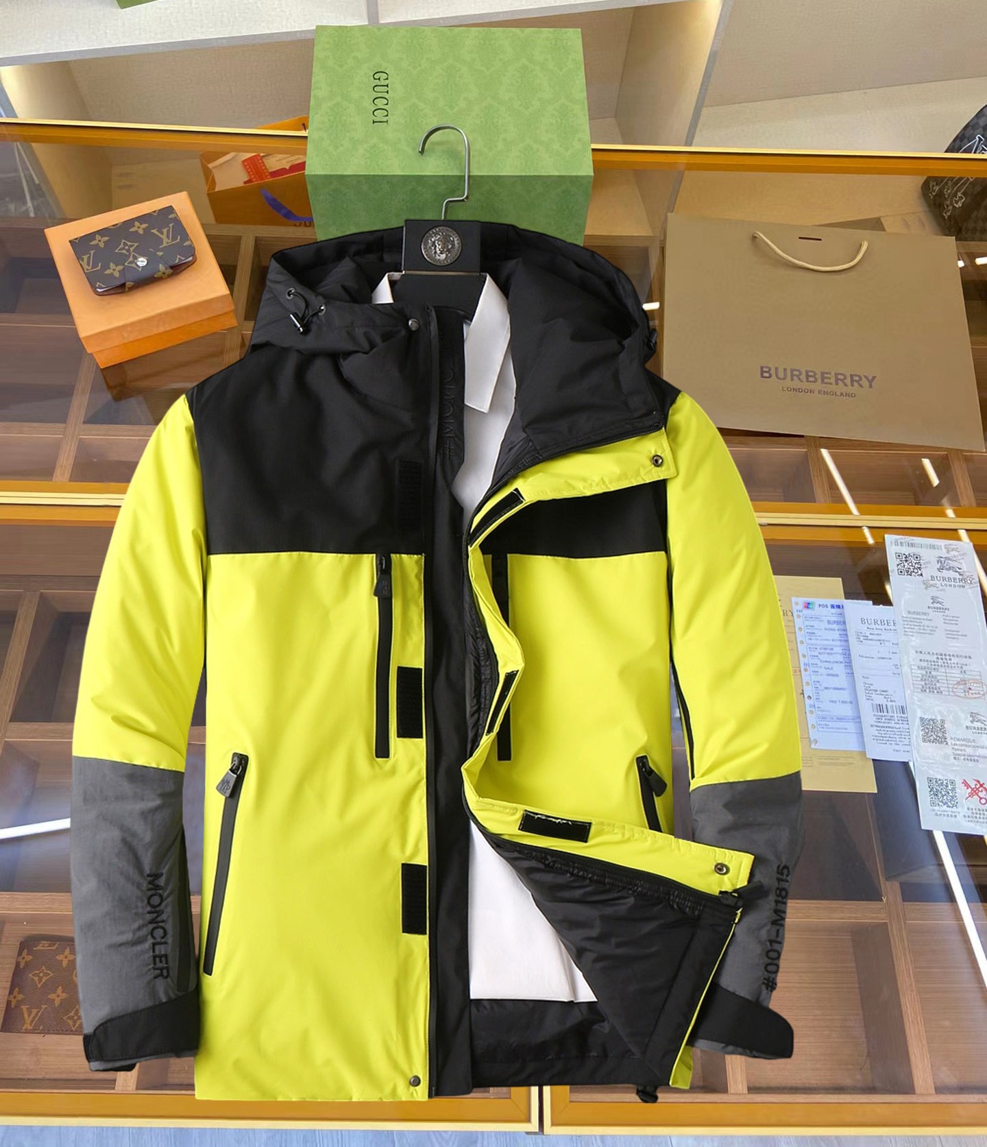 NO:629824,Mengkou's new 2025 autumn and winter down jacket. This is known as the most expensive down jacket in the world, all 90 down. With a classic logo combination, it is full of visual impact at first sight. It has better thermal insulation performance, is light and not heavy, and has good loft recovery after compression, and it can gather heat and lock in temperature!  Personalized color matching design, fresh and energetic!  There are too many versions circulating in the market. In addition to the different fabrics and workmanship, the biggest difference is that the filling is not goose down at all but feather silk or velvet, etc., and it is not easy to distinguish for those who don’t understand. In addition, the fabrics and workmanship are definitely not of the same level. In short, look for us and you will never go astray. All the exclusive full colors are purchased from genuine development. If you understand the quality of our down jackets, you can safely recommend it with your eyes closed. The three standards are complete!  Uniform series for men and women!  Size M-3XL. Maximum wear is 195 pounds.,,Moncler,down jacket,alexander wang19860909蒙口 2025秋冬新款羽绒服.这款号称羽绒服届最贵的,全部90绒的.带着经典的Logo组合搭配,第一眼看到就是满满的视觉冲击,保暖性能更出色,轻便不厚重,且压缩后的蓬松度恢复性好,聚热锁温！个性的拼色设计,清新有活力！市面流通的版本实在太多了,除了面料做工不同外,最大的区别就是填充物根本不是鹅绒而是羽丝或手感绒等等,而不懂的根本不容易区分.另外面料和做工也绝对不是一个级别,总之认准我们,让你绝对不跑偏,独家全色全部购入正版开发,懂我们家羽绒服质量的,完全可以放心闭眼推.三标齐全！男女同款系列！码数M-3XL.最大穿到195斤.,,Moncler,down jacket,alexander wang,Men's clothing