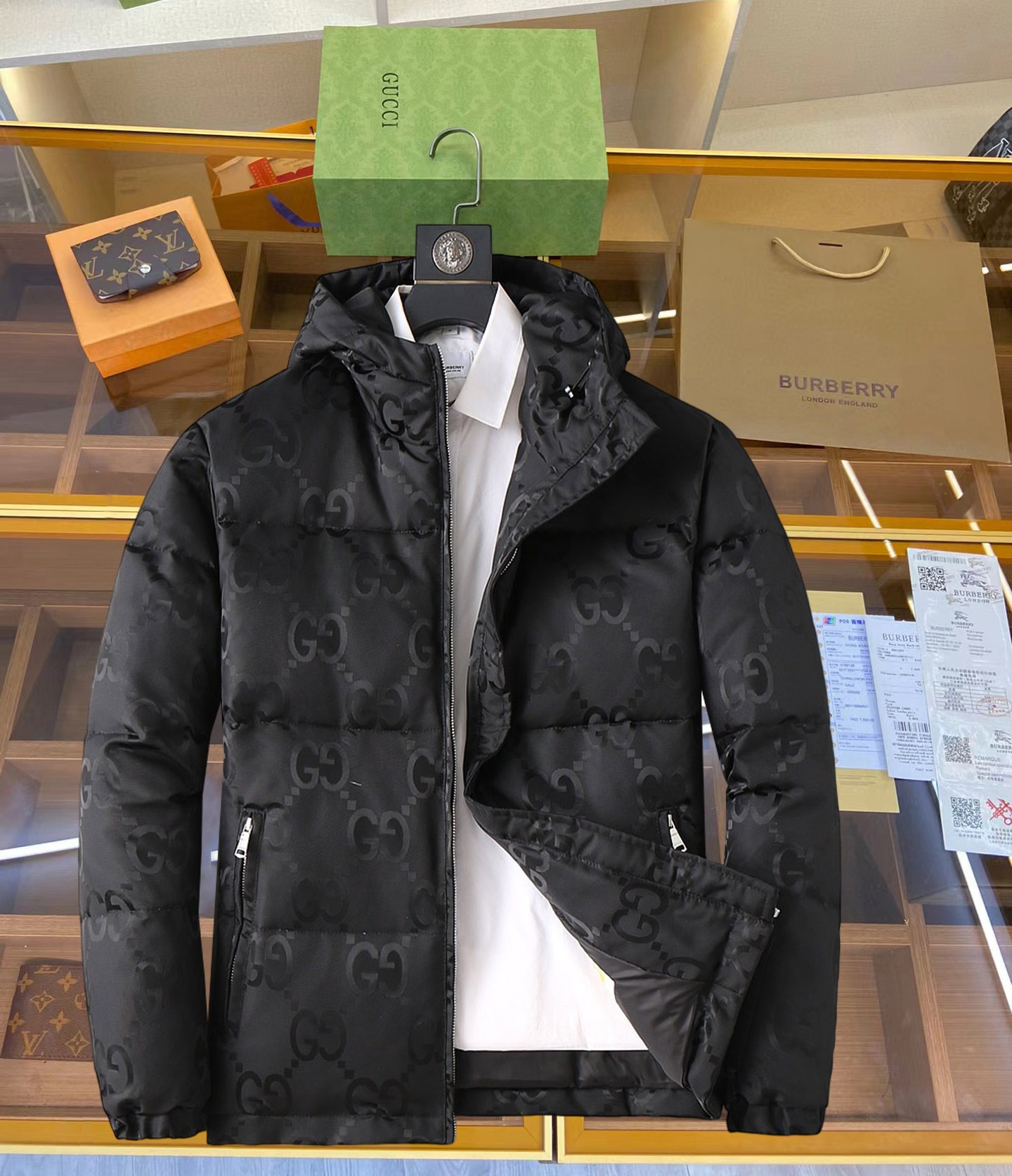 NO:629809,Gucci's new 2025 autumn and winter down jacket. This is known as the most expensive down jacket in the world, all 90 down. With a classic logo combination, it is full of visual impact at first sight. It has better thermal insulation performance, is light and not heavy, and has good loft recovery after compression, and it can gather heat and lock in temperature!  Personalized color matching design, fresh and energetic!  There are too many versions circulating in the market. In addition to the different fabrics and workmanship, the biggest difference is that the filling is not goose down at all but feather silk or velvet, etc., and it is not easy to distinguish for those who don’t understand. In addition, the fabrics and workmanship are definitely not of the same level. In short, look for us and you will never go astray. All the exclusive full colors are purchased from genuine development. If you understand the quality of our down jackets, you can safely recommend it with your eyes closed. The three standards are complete!  Uniform series for men and women!  Size M-3XL. Maximum wear is 195 pounds.,,down jacket,alexander wang19860909古奇 2025秋冬新款羽绒服.这款号称羽绒服届最贵的,全部90绒的.带着经典的Logo组合搭配,第一眼看到就是满满的视觉冲击,保暖性能更出色,轻便不厚重,且压缩后的蓬松度恢复性好,聚热锁温！个性的拼色设计,清新有活力！市面流通的版本实在太多了,除了面料做工不同外,最大的区别就是填充物根本不是鹅绒而是羽丝或手感绒等等,而不懂的根本不容易区分.另外面料和做工也绝对不是一个级别,总之认准我们,让你绝对不跑偏,独家全色全部购入正版开发,懂我们家羽绒服质量的,完全可以放心闭眼推.三标齐全！男女同款系列！码数M-3XL.最大穿到195斤.,,down jacket,alexander wang,Men's clothing