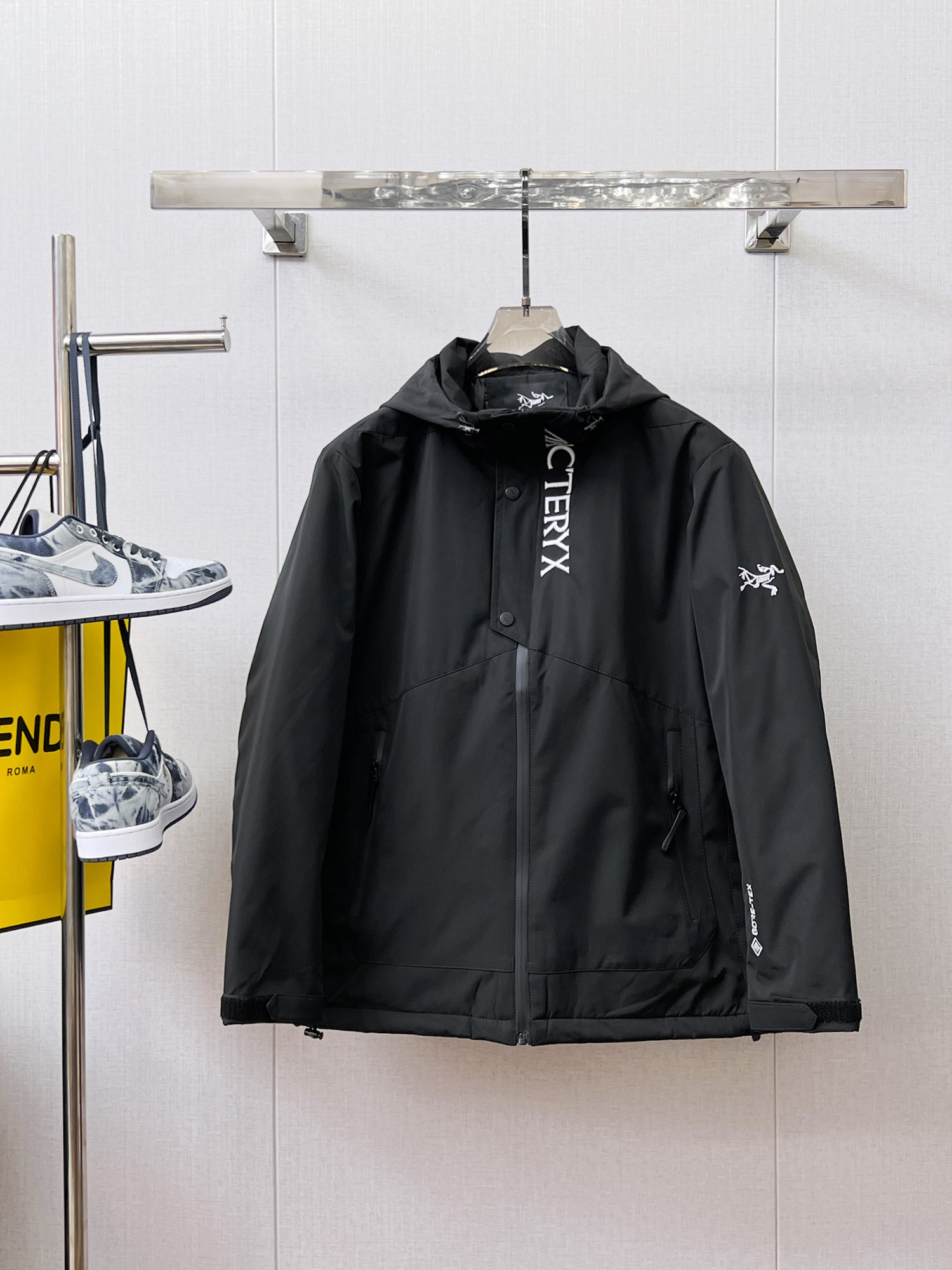 NO:658025,Arc'teryx's 2025ss winter new down jacket with all three standards, the new product on the show is in perfect condition, comfortable and warm, the color is full and attractive, the design is very outstanding, it can easily enhance the fashion sense, the workmanship is extremely sophisticated and rigorous, and the wiring is neat and meticulous!  A masterpiece from a famous designer!  The upper body does not look bloated and is super handsome!  Available size M ~ XXXL,arc'teryx,jackets & coats,down jacket,alexander wang19860909始祖鸟 三标齐全 2025ss冬季新款羽绒棉服外套,秀场新品品相非常完美,舒适保暖,色泽饱满诱人,非常出彩的设计,轻松将时髦感进阶,做工极为考究严谨,走线工整细致！大牌设计师巨作！上身不显臃肿、超级帅气！现货码数M ～ XXXL,arc'teryx,jackets & coats,down jacket,alexander wang,Men's clothing