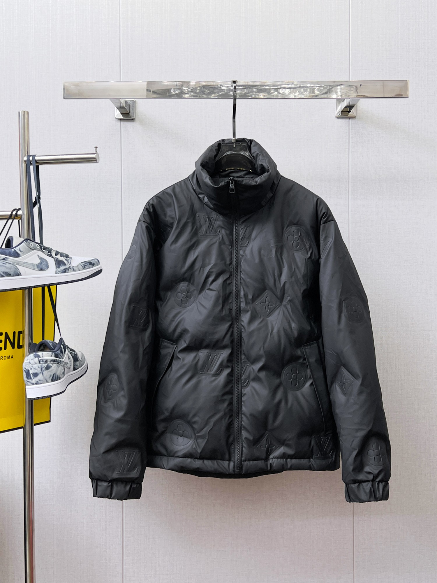 NO:658051,LV 2025 spring and winter new down jacket. This is known as the most expensive down jacket in the world, all 90 down. With a classic logo combination, it is full of visual impact at first sight. It has better thermal insulation performance, is light and not heavy, and has good loft recovery after compression, and can gather heat and lock in temperature!  Personalized color matching design, fresh and energetic!  There are too many versions circulating in the market. In addition to the different fabrics and workmanship, the biggest difference is that the filling is not goose down at all but feather silk or velvet, etc., and it is not easy to distinguish for those who don’t understand. In addition, the fabrics and workmanship are definitely not of the same level. In short, look for us and you will never go astray. All the exclusive full colors are purchased from genuine development. If you understand the quality of our down jackets, you can safely recommend it with your eyes closed. The three standards are complete!  Uniform series for men and women!  Size M-3XL. Maximum wear is 195 pounds.,,louis vuitton,down jacket,alexander wang19860909LV 2025春冬新款羽绒服.这款号称羽绒服届最贵的,全部90绒的.带着经典的Logo组合搭配,第一眼看到就是满满的视觉冲击,保暖性能更出色,轻便不厚重,且压缩后的蓬松度恢复性好,聚热锁温！个性的拼色设计,清新有活力！市面流通的版本实在太多了,除了面料做工不同外,最大的区别就是填充物根本不是鹅绒而是羽丝或手感绒等等,而不懂的根本不容易区分.另外面料和做工也绝对不是一个级别,总之认准我们,让你绝对不跑偏,独家全色全部购入正版开发,懂我们家羽绒服质量的,完全可以放心闭眼推.三标齐全！男女同款系列！码数M-3XL.最大穿到195斤.,,louis vuitton,down jacket,alexander wang,Men's clothing