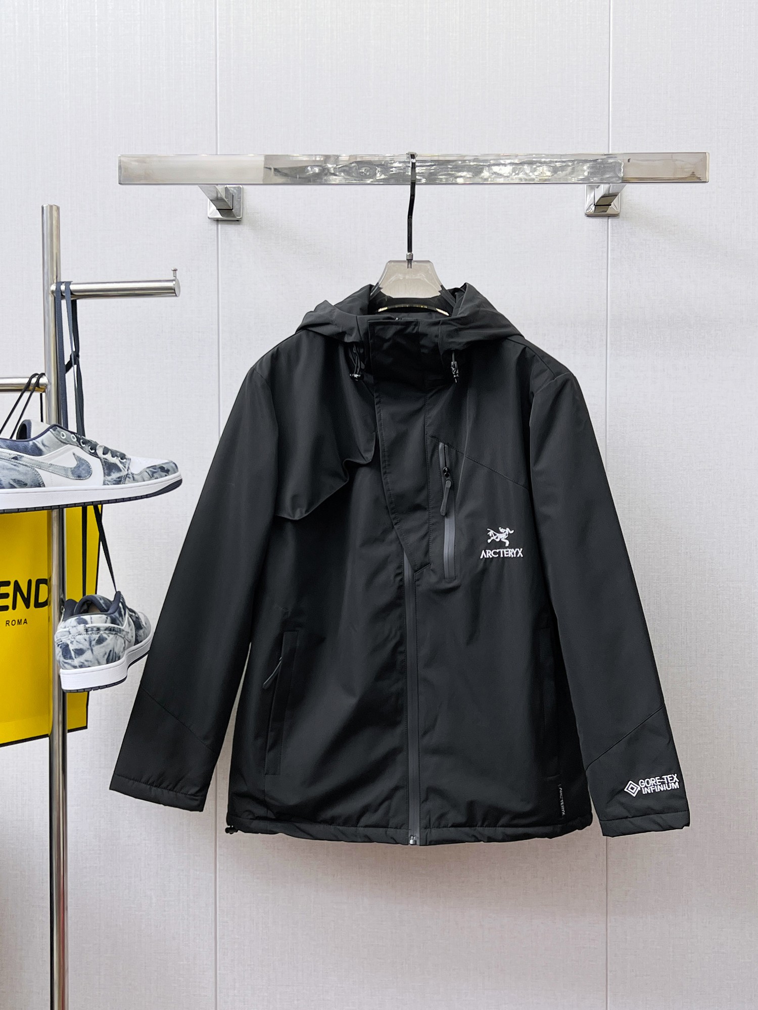 NO:658001,Arc'teryx's 2025ss winter new down jacket with all three standards, the new product on the show is in perfect condition, comfortable and warm, the color is full and attractive, the design is very outstanding, it can easily enhance the fashion sense, the workmanship is extremely sophisticated and rigorous, and the wiring is neat and meticulous!  A masterpiece from a famous designer!  The upper body does not look bloated and is super handsome!  Available size M ~ XXXL,arc'teryx,jackets & coats,down jacket,alexander wang19860909始祖鸟 三标齐全 2025ss冬季新款羽绒棉服外套,秀场新品品相非常完美,舒适保暖,色泽饱满诱人,非常出彩的设计,轻松将时髦感进阶,做工极为考究严谨,走线工整细致！大牌设计师巨作！上身不显臃肿、超级帅气！现货码数M ～ XXXL,arc'teryx,jackets & coats,down jacket,alexander wang,Men's clothing