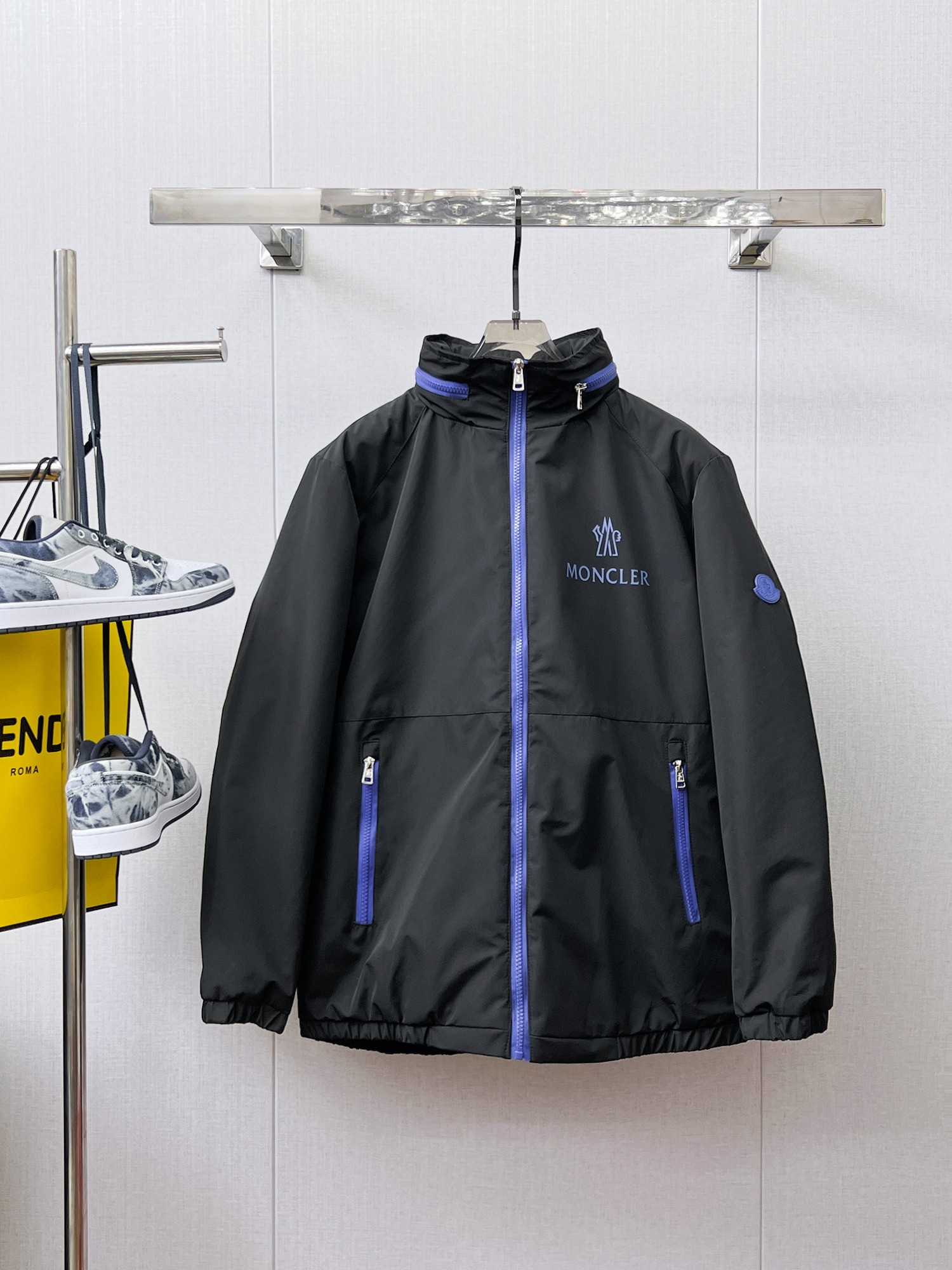 NO:658007,Mengkou, complete with three standards, 2025ss new winter down jacket, the new product in the show is in perfect condition, comfortable and warm, the color is full and attractive, the very outstanding design can easily enhance the fashion sense, the workmanship is extremely sophisticated and rigorous, and the wiring is neat and meticulous!  A masterpiece from a famous designer!  The upper body does not look bloated and is super handsome!  Available sizes M ~ XXXL,,Moncler,jackets & coats,down jacket,alexander wang19860909蒙口 三标齐全 2025ss冬季新款羽绒棉服外套,秀场新品品相非常完美,舒适保暖,色泽饱满诱人,非常出彩的设计,轻松将时髦感进阶,做工极为考究严谨,走线工整细致！大牌设计师巨作！上身不显臃肿、超级帅气！现货码数M ～ XXXL,,Moncler,jackets & coats,down jacket,alexander wang,Men's clothing