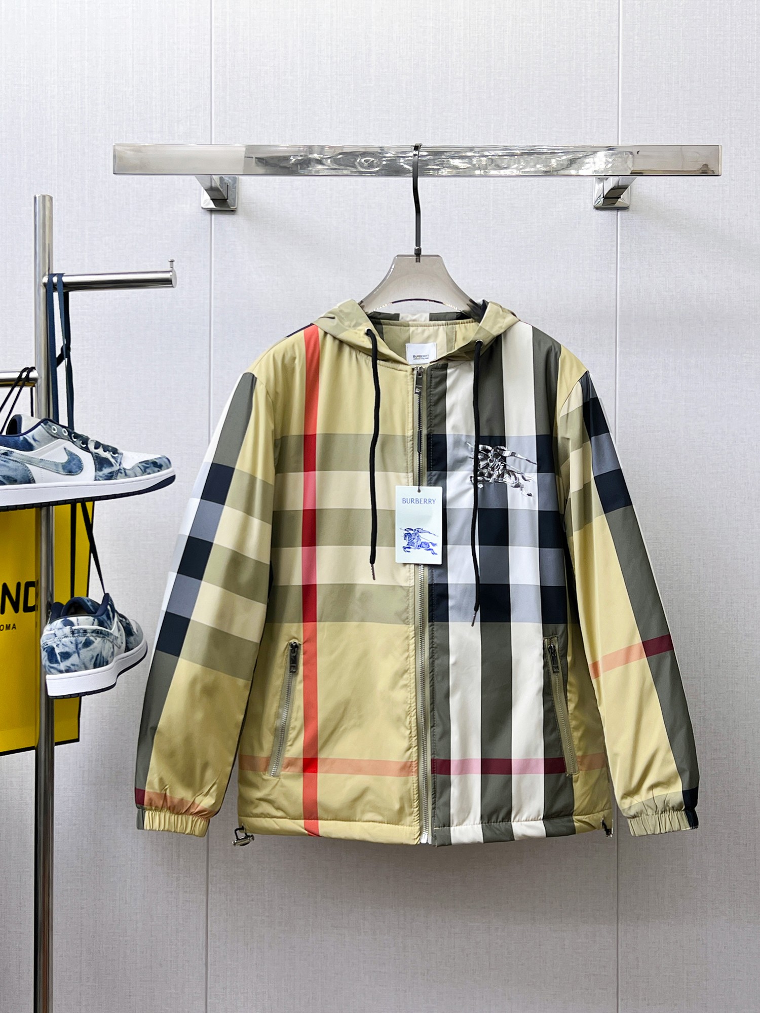 NO:658019,Burberry's new 2025ss winter down jacket with all three standards, the new product on the show is in perfect condition, comfortable and warm, the color is full and attractive, the design is very outstanding, it can easily enhance the fashion sense, the workmanship is extremely sophisticated and rigorous, and the wiring is neat and meticulous!  A masterpiece from a famous designer!  The upper body does not look bloated and is super handsome!  Available sizes M ~ XXXL,,burberry,jackets & coats,down jacket,alexander wang19860909巴宝莉 三标齐全 2025ss冬季新款羽绒棉服外套,秀场新品品相非常完美,舒适保暖,色泽饱满诱人,非常出彩的设计,轻松将时髦感进阶,做工极为考究严谨,走线工整细致！大牌设计师巨作！上身不显臃肿、超级帅气！现货码数M ～ XXXL,,burberry,jackets & coats,down jacket,alexander wang,Men's clothing