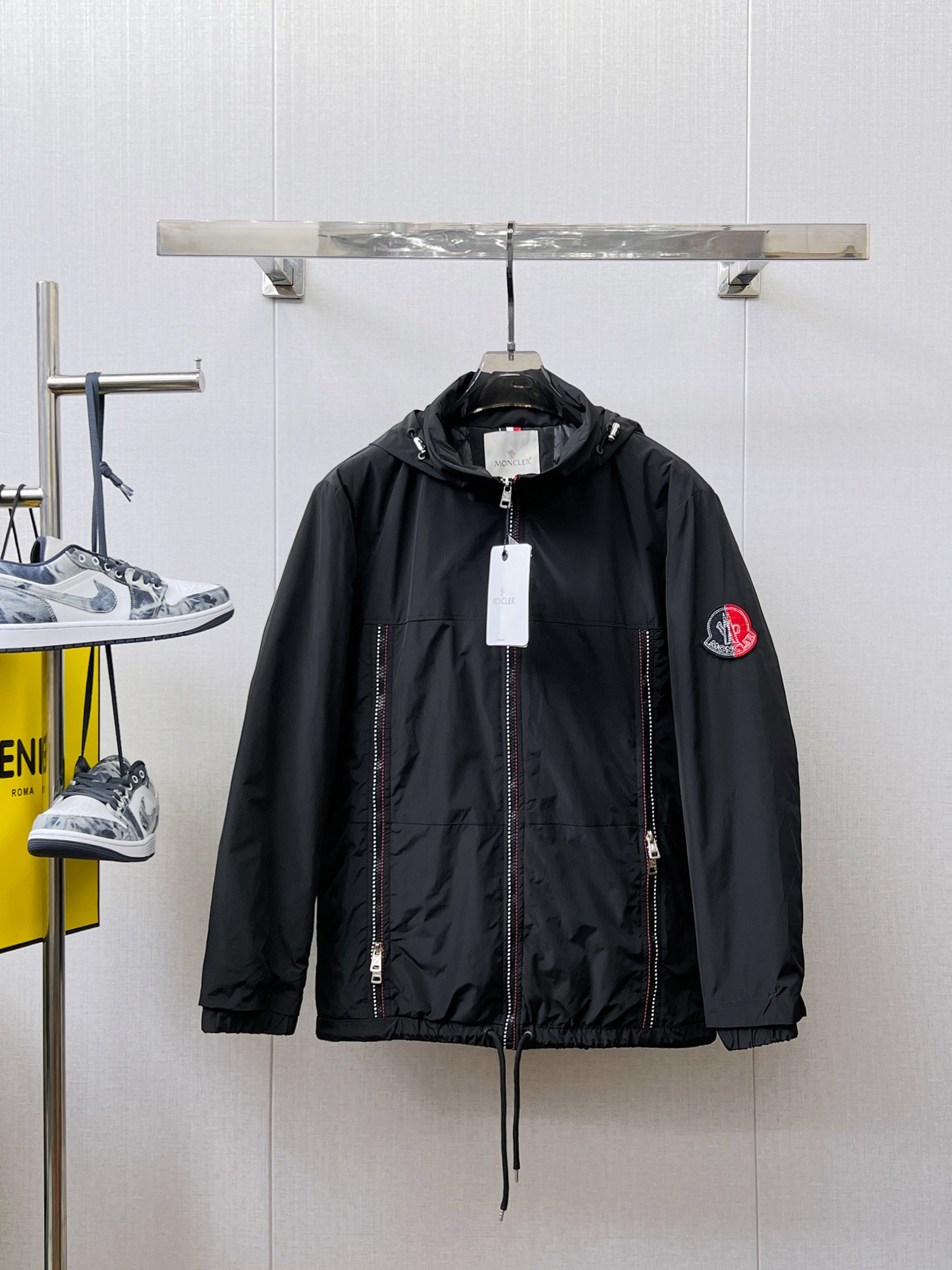 NO:657976,Mengkou, complete with three standards, 2025ss new winter down jacket, the new product in the show is in perfect condition, comfortable and warm, the color is full and attractive, the very outstanding design can easily enhance the fashion sense, the workmanship is extremely sophisticated and rigorous, and the wiring is neat and meticulous!  A masterpiece from a famous designer!  The upper body does not look bloated and is super handsome!  Available sizes M ~ XXXL,,Moncler,jackets & coats,down jacket,alexander wang19860909蒙口 三标齐全 2025ss冬季新款羽绒棉服外套,秀场新品品相非常完美,舒适保暖,色泽饱满诱人,非常出彩的设计,轻松将时髦感进阶,做工极为考究严谨,走线工整细致！大牌设计师巨作！上身不显臃肿、超级帅气！现货码数M ～ XXXL,,Moncler,jackets & coats,down jacket,alexander wang,Men's clothing