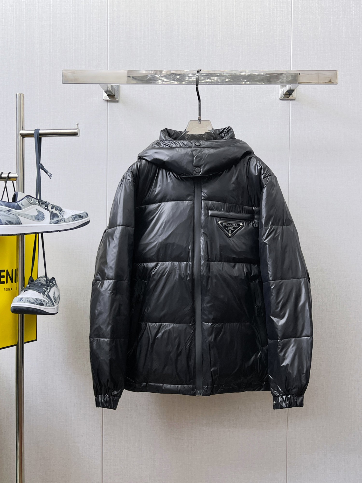 NO:658046,Prada's 2025 spring and winter new down jacket. This is known as the most expensive down jacket in the industry, with 90 down in total. With a classic logo combination, it is full of visual impact at first sight. It has better thermal insulation performance, is light and not heavy, and has good loft recovery after compression, and it can gather heat and lock in temperature!  Personalized color matching design, fresh and energetic!  There are too many versions circulating in the market. In addition to the different fabrics and workmanship, the biggest difference is that the filling is not goose down at all but feather silk or velvet, etc., and it is not easy to distinguish for those who don’t understand. In addition, the fabrics and workmanship are definitely not of the same level. In short, look for us and you will never go astray. All the exclusive full colors are purchased from genuine development. If you understand the quality of our down jackets, you can safely recommend it with your eyes closed. The three standards are complete!  Uniform series for men and women!  Size M-3XL. Maximum wear is 195 pounds.,,prada,down jacket,alexander wang19860909普拉达 2025春冬新款羽绒服.这款号称羽绒服届最贵的,全部90绒的.带着经典的Logo组合搭配,第一眼看到就是满满的视觉冲击,保暖性能更出色,轻便不厚重,且压缩后的蓬松度恢复性好,聚热锁温！个性的拼色设计,清新有活力！市面流通的版本实在太多了,除了面料做工不同外,最大的区别就是填充物根本不是鹅绒而是羽丝或手感绒等等,而不懂的根本不容易区分.另外面料和做工也绝对不是一个级别,总之认准我们,让你绝对不跑偏,独家全色全部购入正版开发,懂我们家羽绒服质量的,完全可以放心闭眼推.三标齐全！男女同款系列！码数M-3XL.最大穿到195斤.,,prada,down jacket,alexander wang,Men's clothing