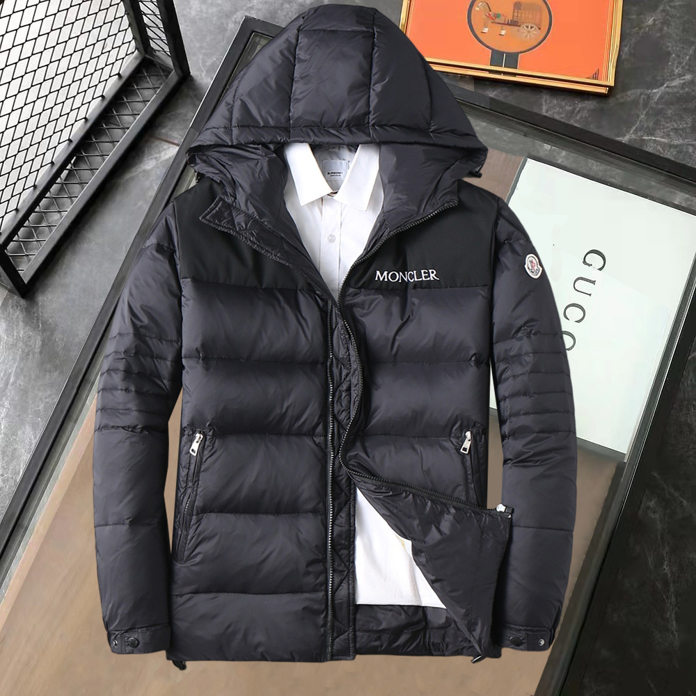 NO:595219,Mengkou's 2025 spring and winter new down jacket. This is known as the most expensive down jacket in the world, with 90 down in total. With a classic logo combination, it is full of visual impact at first sight. It has better thermal insulation performance, is light and not heavy, and has good loft recovery after compression, and can gather heat and lock in temperature!  Personalized color matching design, fresh and energetic!  There are too many versions circulating in the market. In addition to the different fabrics and workmanship, the biggest difference is that the filling is not goose down at all but feather silk or velvet, etc., and it is not easy to distinguish for those who don’t understand. In addition, the fabrics and workmanship are definitely not of the same level. In short, look for us and you will never go astray. All the exclusive full colors are purchased from genuine development. If you understand the quality of our down jackets, you can safely recommend it with your eyes closed. The three standards are complete!  Uniform series for men and women!  Size M-3XL. Maximum wear is 195 pounds.,,Moncler,down jacket,alexander wang19860909蒙口 2025春冬新款羽绒服.这款号称羽绒服届最贵的,全部90绒的.带着经典的Logo组合搭配,第一眼看到就是满满的视觉冲击,保暖性能更出色,轻便不厚重,且压缩后的蓬松度恢复性好,聚热锁温！个性的拼色设计,清新有活力！市面流通的版本实在太多了,除了面料做工不同外,最大的区别就是填充物根本不是鹅绒而是羽丝或手感绒等等,而不懂的根本不容易区分.另外面料和做工也绝对不是一个级别,总之认准我们,让你绝对不跑偏,独家全色全部购入正版开发,懂我们家羽绒服质量的,完全可以放心闭眼推.三标齐全！男女同款系列！码数M-3XL.最大穿到195斤.,,Moncler,down jacket,alexander wang,Men's clothing