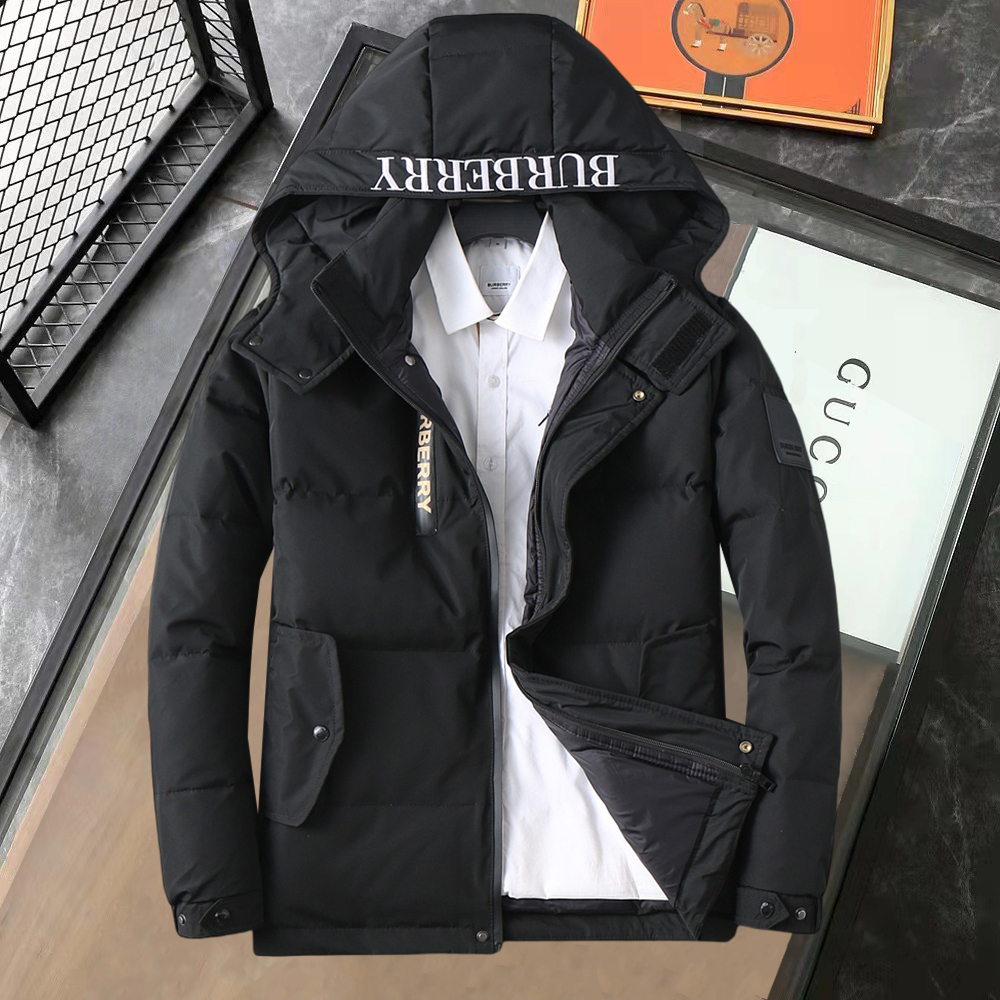 NO:595238,Burberry's 2025 spring and winter new down jacket. This is known as the most expensive down jacket in the world, with 90 down in total. With a classic logo combination, it is full of visual impact at first sight. It has better thermal insulation performance, is light and not heavy, and has good loft recovery after compression, and it can gather heat and lock in temperature!  Personalized color matching design, fresh and energetic!  There are too many versions circulating in the market. In addition to the different fabrics and workmanship, the biggest difference is that the filling is not goose down at all but feather silk or velvet, etc., and it is not easy to distinguish for those who don’t understand. In addition, the fabrics and workmanship are definitely not of the same level. In short, look for us and you will never go astray. All the exclusive full colors are purchased from genuine development. If you understand the quality of our down jackets, you can safely recommend it with your eyes closed. The three standards are complete!  Uniform series for men and women!  Size M-3XL. Maximum wear is 195 pounds.,,burberry,down jacket,alexander wang19860909巴宝莉 2025春冬新款羽绒服.这款号称羽绒服届最贵的,全部90绒的.带着经典的Logo组合搭配,第一眼看到就是满满的视觉冲击,保暖性能更出色,轻便不厚重,且压缩后的蓬松度恢复性好,聚热锁温！个性的拼色设计,清新有活力！市面流通的版本实在太多了,除了面料做工不同外,最大的区别就是填充物根本不是鹅绒而是羽丝或手感绒等等,而不懂的根本不容易区分.另外面料和做工也绝对不是一个级别,总之认准我们,让你绝对不跑偏,独家全色全部购入正版开发,懂我们家羽绒服质量的,完全可以放心闭眼推.三标齐全！男女同款系列！码数M-3XL.最大穿到195斤.,,burberry,down jacket,alexander wang,Men's clothing