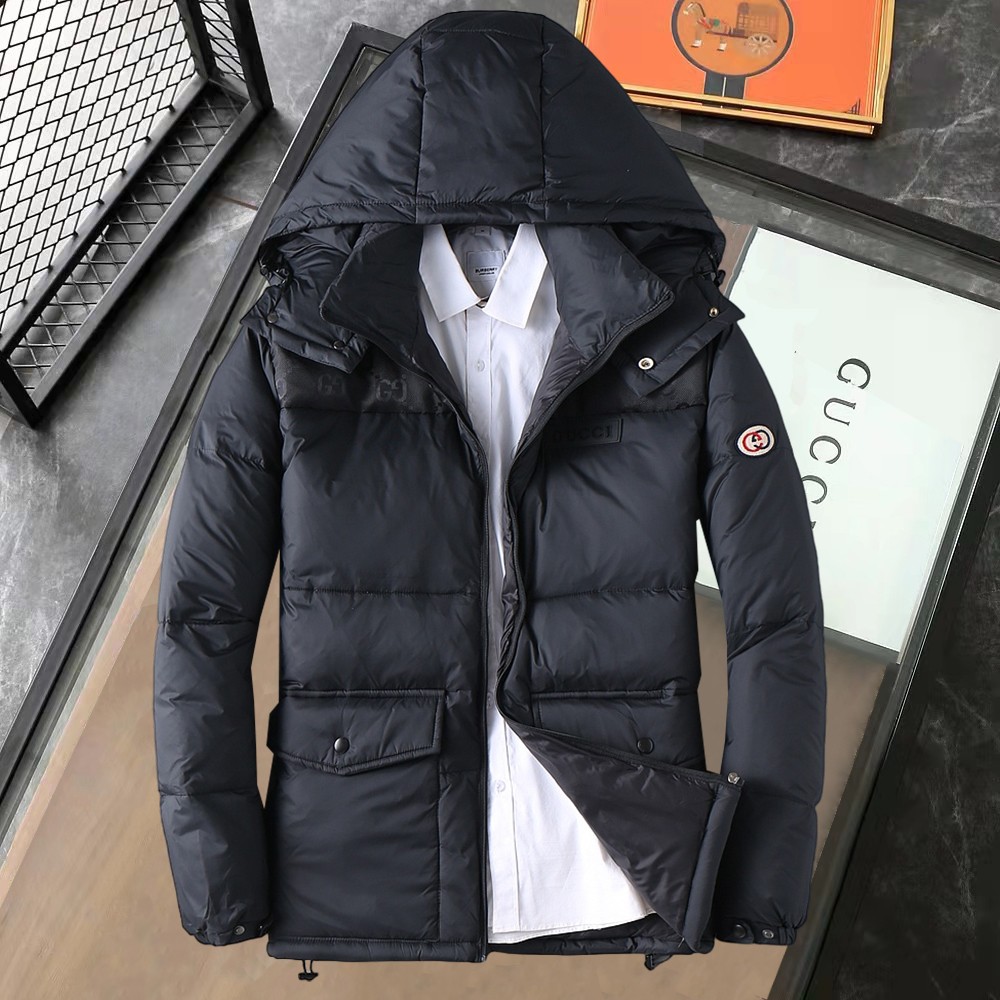 NO:595232,Gucci's new 2025 spring and winter down jacket. This is known as the most expensive down jacket in the world, with 90 down in total. With a classic logo combination, it is full of visual impact at first sight. It has better thermal insulation performance, is light and not heavy, and has good loft recovery after compression, and it can gather heat and lock in temperature!  Personalized color matching design, fresh and energetic!  There are too many versions circulating in the market. In addition to the different fabrics and workmanship, the biggest difference is that the filling is not goose down at all but feather silk or velvet, etc., and it is not easy to distinguish for those who don’t understand. In addition, the fabrics and workmanship are definitely not of the same level. In short, look for us and you will never go astray. All the exclusive full colors are purchased from genuine development. If you understand the quality of our down jackets, you can safely recommend it with your eyes closed. The three standards are complete!  Uniform series for men and women!  Size M-3XL. Maximum wear is 195 pounds.,,down jacket,alexander wang19860909古奇 2025春冬新款羽绒服.这款号称羽绒服届最贵的,全部90绒的.带着经典的Logo组合搭配,第一眼看到就是满满的视觉冲击,保暖性能更出色,轻便不厚重,且压缩后的蓬松度恢复性好,聚热锁温！个性的拼色设计,清新有活力！市面流通的版本实在太多了,除了面料做工不同外,最大的区别就是填充物根本不是鹅绒而是羽丝或手感绒等等,而不懂的根本不容易区分.另外面料和做工也绝对不是一个级别,总之认准我们,让你绝对不跑偏,独家全色全部购入正版开发,懂我们家羽绒服质量的,完全可以放心闭眼推.三标齐全！男女同款系列！码数M-3XL.最大穿到195斤.,,down jacket,alexander wang,Men's clothing