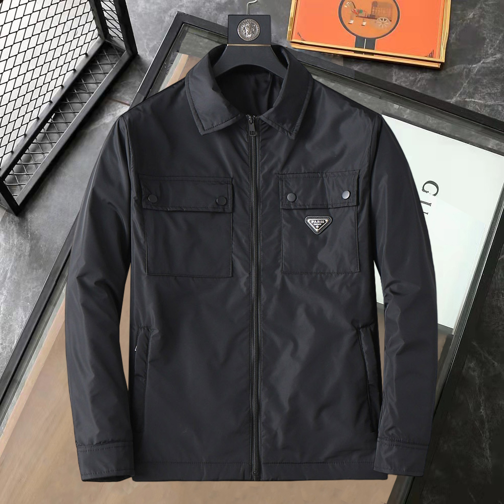 NO:595217,Prada's new 2025ss winter down jacket with all three standards is in perfect condition. It's comfortable and warm, and the color is full and attractive. The design is very outstanding, and it can easily enhance the sense of fashion. The workmanship is extremely sophisticated and rigorous, and the wiring is neat and meticulous!  A masterpiece from a famous designer!  The upper body does not look bloated and is super handsome!  Available sizes M ~ XXXL,,prada,jackets & coats,down jacket,alexander wang19860909普拉达 三标齐全 2025ss冬季新款羽绒棉服外套,秀场新品品相非常完美,舒适保暖,色泽饱满诱人,非常出彩的设计,轻松将时髦感进阶,做工极为考究严谨,走线工整细致！大牌设计师巨作！上身不显臃肿、超级帅气！现货码数M ～ XXXL,,prada,jackets & coats,down jacket,alexander wang,Men's clothing