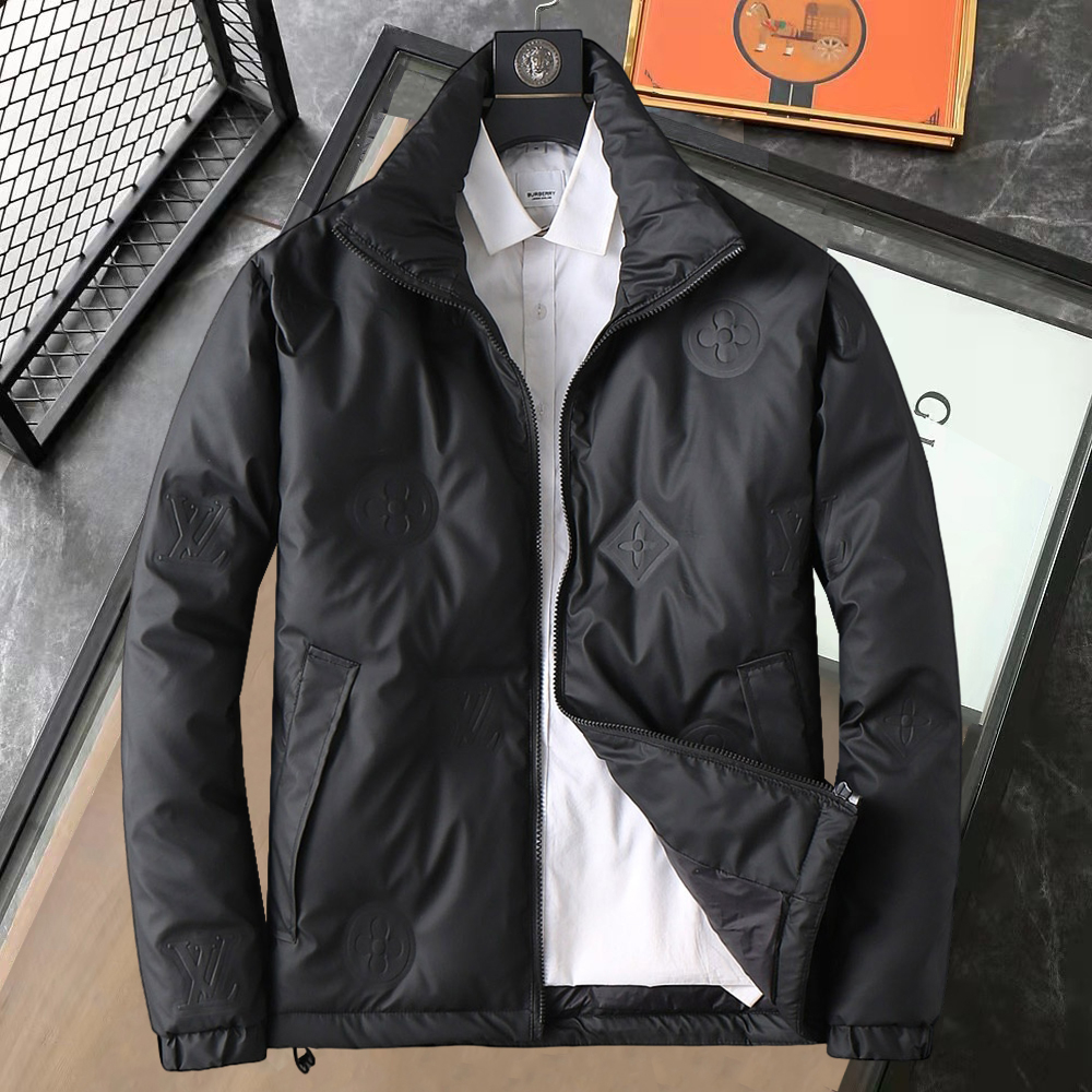 NO:595258,LV 2025 spring and winter new down jacket. This is known as the most expensive down jacket in the world, all 90 down. With a classic logo combination, it is full of visual impact at first sight. It has better thermal insulation performance, is light and not heavy, and has good loft recovery after compression, and can gather heat and lock in temperature!  Personalized color matching design, fresh and energetic!  There are too many versions circulating in the market. In addition to the different fabrics and workmanship, the biggest difference is that the filling is not goose down at all but feather silk or velvet, etc., and it is not easy to distinguish for those who don’t understand. In addition, the fabrics and workmanship are definitely not of the same level. In short, look for us and you will never go astray. All the exclusive full colors are purchased from genuine development. If you understand the quality of our down jackets, you can safely recommend it with your eyes closed. The three standards are complete!  Uniform series for men and women!  Size M-3XL. Maximum wear is 195 pounds.,,louis vuitton,down jacket,alexander wang19860909LV 2025春冬新款羽绒服.这款号称羽绒服届最贵的,全部90绒的.带着经典的Logo组合搭配,第一眼看到就是满满的视觉冲击,保暖性能更出色,轻便不厚重,且压缩后的蓬松度恢复性好,聚热锁温！个性的拼色设计,清新有活力！市面流通的版本实在太多了,除了面料做工不同外,最大的区别就是填充物根本不是鹅绒而是羽丝或手感绒等等,而不懂的根本不容易区分.另外面料和做工也绝对不是一个级别,总之认准我们,让你绝对不跑偏,独家全色全部购入正版开发,懂我们家羽绒服质量的,完全可以放心闭眼推.三标齐全！男女同款系列！码数M-3XL.最大穿到195斤.,,louis vuitton,down jacket,alexander wang,Men's clothing