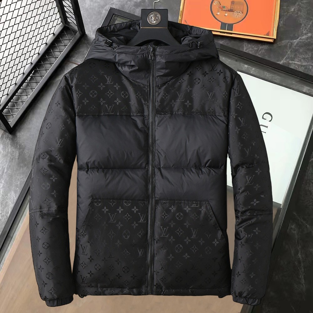 NO:595250,LV 2025 spring and winter new down jacket. This is known as the most expensive down jacket in the world, all 90 down. With a classic logo combination, it is full of visual impact at first sight. It has better thermal insulation performance, is light and not heavy, and has good loft recovery after compression, and can gather heat and lock in temperature!  Personalized color matching design, fresh and energetic!  There are too many versions circulating in the market. In addition to the different fabrics and workmanship, the biggest difference is that the filling is not goose down at all but feather silk or velvet, etc., and it is not easy to distinguish for those who don’t understand. In addition, the fabrics and workmanship are definitely not of the same level. In short, look for us and you will never go astray. All the exclusive full colors are purchased from genuine development. If you understand the quality of our down jackets, you can safely recommend it with your eyes closed. The three standards are complete!  Uniform series for men and women!  Size M-3XL. Maximum wear is 195 pounds.,,louis vuitton,down jacket,alexander wang19860909LV 2025春冬新款羽绒服.这款号称羽绒服届最贵的,全部90绒的.带着经典的Logo组合搭配,第一眼看到就是满满的视觉冲击,保暖性能更出色,轻便不厚重,且压缩后的蓬松度恢复性好,聚热锁温！个性的拼色设计,清新有活力！市面流通的版本实在太多了,除了面料做工不同外,最大的区别就是填充物根本不是鹅绒而是羽丝或手感绒等等,而不懂的根本不容易区分.另外面料和做工也绝对不是一个级别,总之认准我们,让你绝对不跑偏,独家全色全部购入正版开发,懂我们家羽绒服质量的,完全可以放心闭眼推.三标齐全！男女同款系列！码数M-3XL.最大穿到195斤.,,louis vuitton,down jacket,alexander wang,Men's clothing
