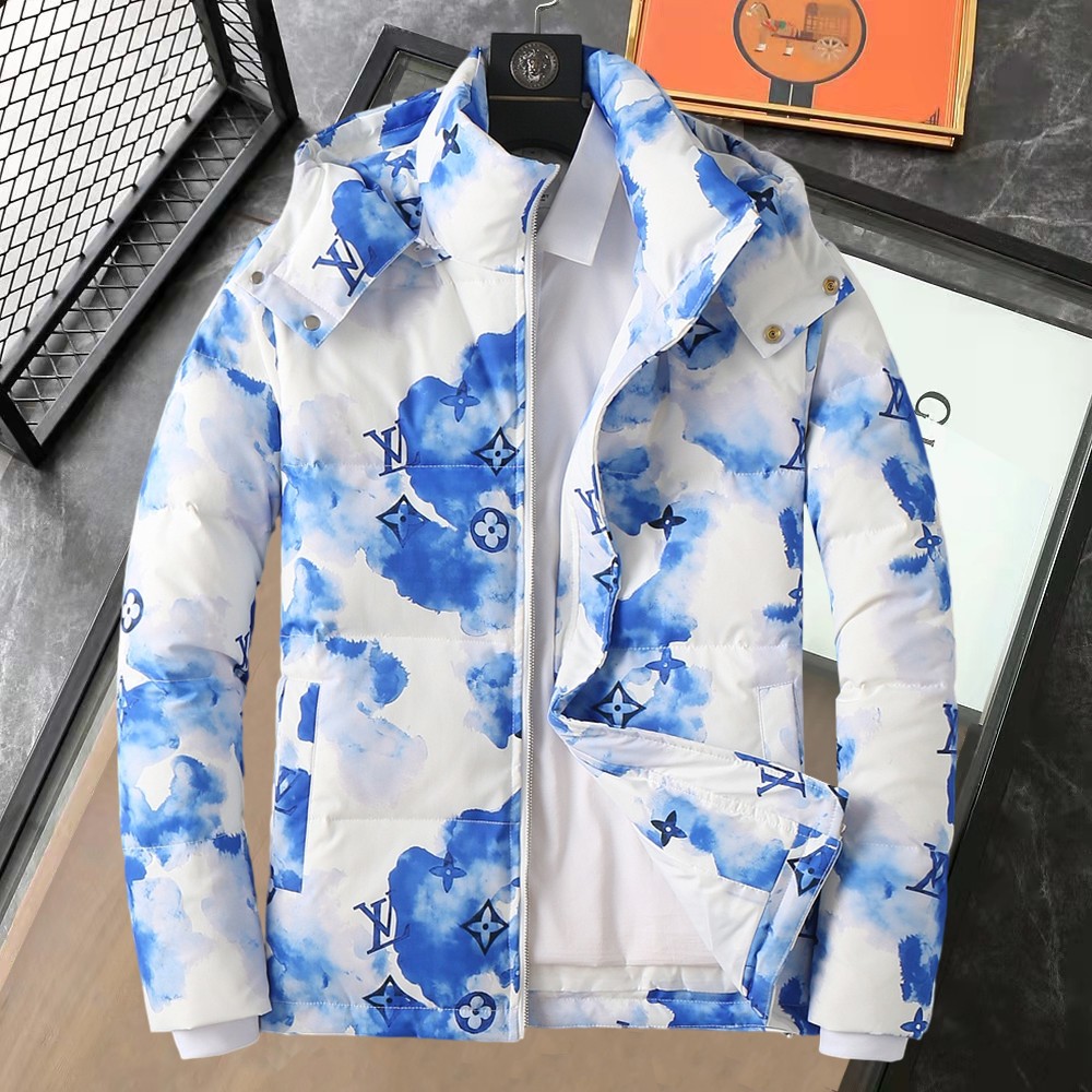 NO:595256,LV 2025 spring and winter new down jacket. This is known as the most expensive down jacket in the world, all 90 down. With a classic logo combination, it is full of visual impact at first sight. It has better thermal insulation performance, is light and not heavy, and has good loft recovery after compression, and can gather heat and lock in temperature!  Personalized color matching design, fresh and energetic!  There are too many versions circulating in the market. In addition to the different fabrics and workmanship, the biggest difference is that the filling is not goose down at all but feather silk or velvet, etc., and it is not easy to distinguish for those who don’t understand. In addition, the fabrics and workmanship are definitely not of the same level. In short, look for us and you will never go astray. All the exclusive full colors are purchased from genuine development. If you understand the quality of our down jackets, you can safely recommend it with your eyes closed. The three standards are complete!  Uniform series for men and women!  Size M-3XL. Maximum wear is 195 pounds.,,louis vuitton,down jacket,alexander wang19860909LV 2025春冬新款羽绒服.这款号称羽绒服届最贵的,全部90绒的.带着经典的Logo组合搭配,第一眼看到就是满满的视觉冲击,保暖性能更出色,轻便不厚重,且压缩后的蓬松度恢复性好,聚热锁温！个性的拼色设计,清新有活力！市面流通的版本实在太多了,除了面料做工不同外,最大的区别就是填充物根本不是鹅绒而是羽丝或手感绒等等,而不懂的根本不容易区分.另外面料和做工也绝对不是一个级别,总之认准我们,让你绝对不跑偏,独家全色全部购入正版开发,懂我们家羽绒服质量的,完全可以放心闭眼推.三标齐全！男女同款系列！码数M-3XL.最大穿到195斤.,,louis vuitton,down jacket,alexander wang,Men's clothing