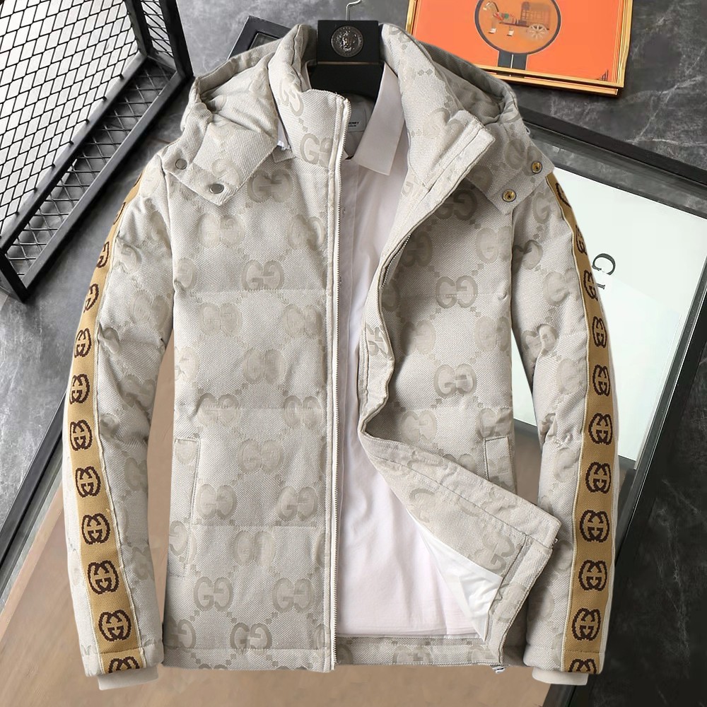 NO:595259,Gucci's new 2025 spring and winter down jacket. This is known as the most expensive down jacket in the world, with 90 down in total. With a classic logo combination, it is full of visual impact at first sight. It has better thermal insulation performance, is light and not heavy, and has good loft recovery after compression, and it can gather heat and lock in temperature!  Personalized color matching design, fresh and energetic!  There are too many versions circulating in the market. In addition to the different fabrics and workmanship, the biggest difference is that the filling is not goose down at all but feather silk or velvet, etc., and it is not easy to distinguish for those who don’t understand. In addition, the fabrics and workmanship are definitely not of the same level. In short, look for us and you will never go astray. All the exclusive full colors are purchased from genuine development. If you understand the quality of our down jackets, you can safely recommend it with your eyes closed. The three standards are complete!  Uniform series for men and women!  Size M-3XL. Maximum wear is 195 pounds.,,down jacket,alexander wang19860909古奇 2025春冬新款羽绒服.这款号称羽绒服届最贵的,全部90绒的.带着经典的Logo组合搭配,第一眼看到就是满满的视觉冲击,保暖性能更出色,轻便不厚重,且压缩后的蓬松度恢复性好,聚热锁温！个性的拼色设计,清新有活力！市面流通的版本实在太多了,除了面料做工不同外,最大的区别就是填充物根本不是鹅绒而是羽丝或手感绒等等,而不懂的根本不容易区分.另外面料和做工也绝对不是一个级别,总之认准我们,让你绝对不跑偏,独家全色全部购入正版开发,懂我们家羽绒服质量的,完全可以放心闭眼推.三标齐全！男女同款系列！码数M-3XL.最大穿到195斤.,,down jacket,alexander wang,Men's clothing