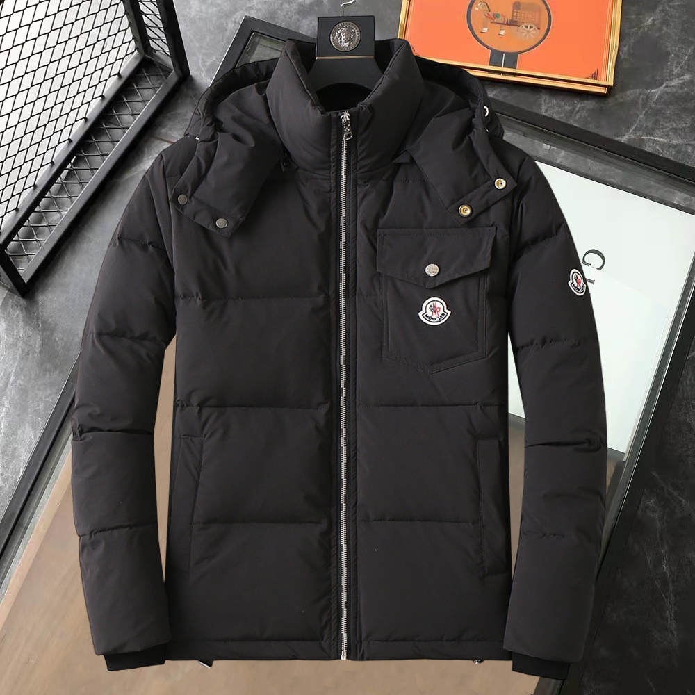 NO:595233,Mengkou's 2025 spring and winter new down jacket. This is known as the most expensive down jacket in the world, with 90 down in total. With a classic logo combination, it is full of visual impact at first sight. It has better thermal insulation performance, is light and not heavy, and has good loft recovery after compression, and can gather heat and lock in temperature!  Personalized color matching design, fresh and energetic!  There are too many versions circulating in the market. In addition to the different fabrics and workmanship, the biggest difference is that the filling is not goose down at all but feather silk or velvet, etc., and it is not easy to distinguish for those who don’t understand. In addition, the fabrics and workmanship are definitely not of the same level. In short, look for us and you will never go astray. All the exclusive full colors are purchased from genuine development. If you understand the quality of our down jackets, you can safely recommend it with your eyes closed. The three standards are complete!  Uniform series for men and women!  Size M-3XL. Maximum wear is 195 pounds.,,Moncler,down jacket,alexander wang19860909蒙口 2025春冬新款羽绒服.这款号称羽绒服届最贵的,全部90绒的.带着经典的Logo组合搭配,第一眼看到就是满满的视觉冲击,保暖性能更出色,轻便不厚重,且压缩后的蓬松度恢复性好,聚热锁温！个性的拼色设计,清新有活力！市面流通的版本实在太多了,除了面料做工不同外,最大的区别就是填充物根本不是鹅绒而是羽丝或手感绒等等,而不懂的根本不容易区分.另外面料和做工也绝对不是一个级别,总之认准我们,让你绝对不跑偏,独家全色全部购入正版开发,懂我们家羽绒服质量的,完全可以放心闭眼推.三标齐全！男女同款系列！码数M-3XL.最大穿到195斤.,,Moncler,down jacket,alexander wang,Men's clothing