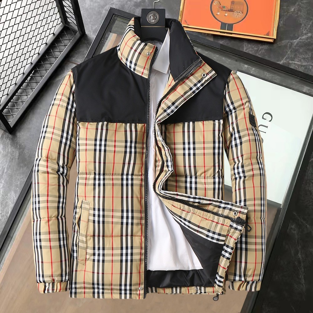 NO:595239,Burberry's new 2025ss winter down jacket with all three standards, the new product on the show is in perfect condition, comfortable and warm, the color is full and attractive, the design is very outstanding, it can easily enhance the fashion sense, the workmanship is extremely sophisticated and rigorous, and the wiring is neat and meticulous!  A masterpiece from a famous designer!  The upper body does not look bloated and is super handsome!  Available sizes M ~ XXXL,,burberry,jackets & coats,down jacket,alexander wang19860909巴宝莉 三标齐全 2025ss冬季新款羽绒棉服外套,秀场新品品相非常完美,舒适保暖,色泽饱满诱人,非常出彩的设计,轻松将时髦感进阶,做工极为考究严谨,走线工整细致！大牌设计师巨作！上身不显臃肿、超级帅气！现货码数M ～ XXXL,,burberry,jackets & coats,down jacket,alexander wang,Men's clothing