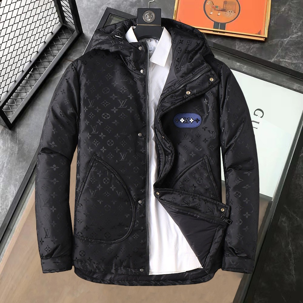 NO:595236,LV 2025 spring and winter new down jacket. This is known as the most expensive down jacket in the world, all 90 down. With a classic logo combination, it is full of visual impact at first sight. It has better thermal insulation performance, is light and not heavy, and has good loft recovery after compression, and can gather heat and lock in temperature!  Personalized color matching design, fresh and energetic!  There are too many versions circulating in the market. In addition to the different fabrics and workmanship, the biggest difference is that the filling is not goose down at all but feather silk or velvet, etc., and it is not easy to distinguish for those who don’t understand. In addition, the fabrics and workmanship are definitely not of the same level. In short, look for us and you will never go astray. All the exclusive full colors are purchased from genuine development. If you understand the quality of our down jackets, you can safely recommend it with your eyes closed. The three standards are complete!  Uniform series for men and women!  Size M-3XL. Maximum wear is 195 pounds.,,louis vuitton,down jacket,alexander wang19860909LV 2025春冬新款羽绒服.这款号称羽绒服届最贵的,全部90绒的.带着经典的Logo组合搭配,第一眼看到就是满满的视觉冲击,保暖性能更出色,轻便不厚重,且压缩后的蓬松度恢复性好,聚热锁温！个性的拼色设计,清新有活力！市面流通的版本实在太多了,除了面料做工不同外,最大的区别就是填充物根本不是鹅绒而是羽丝或手感绒等等,而不懂的根本不容易区分.另外面料和做工也绝对不是一个级别,总之认准我们,让你绝对不跑偏,独家全色全部购入正版开发,懂我们家羽绒服质量的,完全可以放心闭眼推.三标齐全！男女同款系列！码数M-3XL.最大穿到195斤.,,louis vuitton,down jacket,alexander wang,Men's clothing