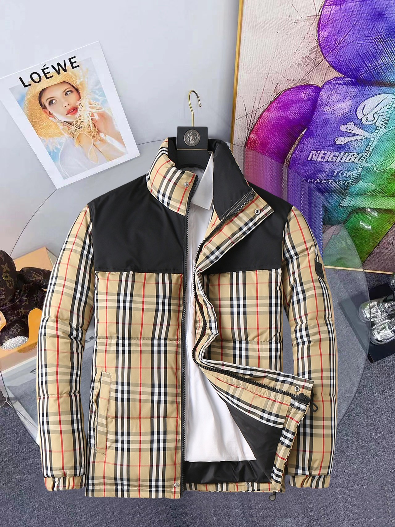 NO:648154,Burberry's new 2025ss winter down jacket with all three standards, the new product on the show is in perfect condition, comfortable and warm, the color is full and attractive, the design is very outstanding, it can easily enhance the fashion sense, the workmanship is extremely sophisticated and rigorous, and the wiring is neat and meticulous!  A masterpiece from a famous designer!  The upper body does not look bloated and is super handsome!  Available sizes M ~ XXXL,,burberry,jackets & coats,down jacket,alexander wang19860909巴宝莉 三标齐全 2025ss冬季新款羽绒棉服外套,秀场新品品相非常完美,舒适保暖,色泽饱满诱人,非常出彩的设计,轻松将时髦感进阶,做工极为考究严谨,走线工整细致！大牌设计师巨作！上身不显臃肿、超级帅气！现货码数M ～ XXXL,,burberry,jackets & coats,down jacket,alexander wang,Men's clothing