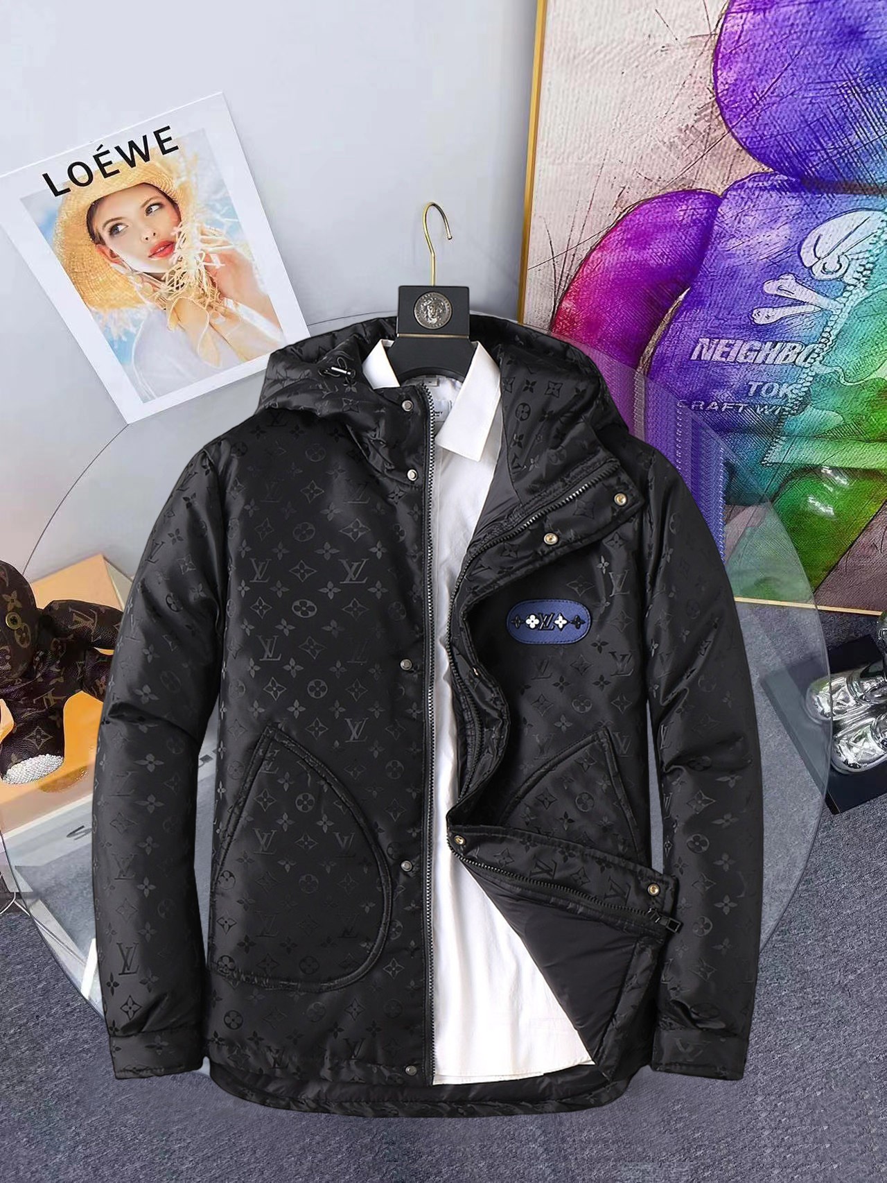 NO:648159,LV 2025 spring and winter new down jacket. This is known as the most expensive down jacket in the world, all 90 down. With a classic logo combination, it is full of visual impact at first sight. It has better thermal insulation performance, is light and not heavy, and has good loft recovery after compression, and can gather heat and lock in temperature!  Personalized color matching design, fresh and energetic!  There are too many versions circulating in the market. In addition to the different fabrics and workmanship, the biggest difference is that the filling is not goose down at all but feather silk or velvet, etc., and it is not easy to distinguish for those who don’t understand. In addition, the fabrics and workmanship are definitely not of the same level. In short, look for us and you will never go astray. All the exclusive full colors are purchased from genuine development. If you understand the quality of our down jackets, you can safely recommend it with your eyes closed. The three standards are complete!  Uniform series for men and women!  Size M-3XL. Maximum wear is 195 pounds.,,louis vuitton,down jacket,alexander wang19860909LV 2025春冬新款羽绒服.这款号称羽绒服届最贵的,全部90绒的.带着经典的Logo组合搭配,第一眼看到就是满满的视觉冲击,保暖性能更出色,轻便不厚重,且压缩后的蓬松度恢复性好,聚热锁温！个性的拼色设计,清新有活力！市面流通的版本实在太多了,除了面料做工不同外,最大的区别就是填充物根本不是鹅绒而是羽丝或手感绒等等,而不懂的根本不容易区分.另外面料和做工也绝对不是一个级别,总之认准我们,让你绝对不跑偏,独家全色全部购入正版开发,懂我们家羽绒服质量的,完全可以放心闭眼推.三标齐全！男女同款系列！码数M-3XL.最大穿到195斤.,,louis vuitton,down jacket,alexander wang,Men's clothing