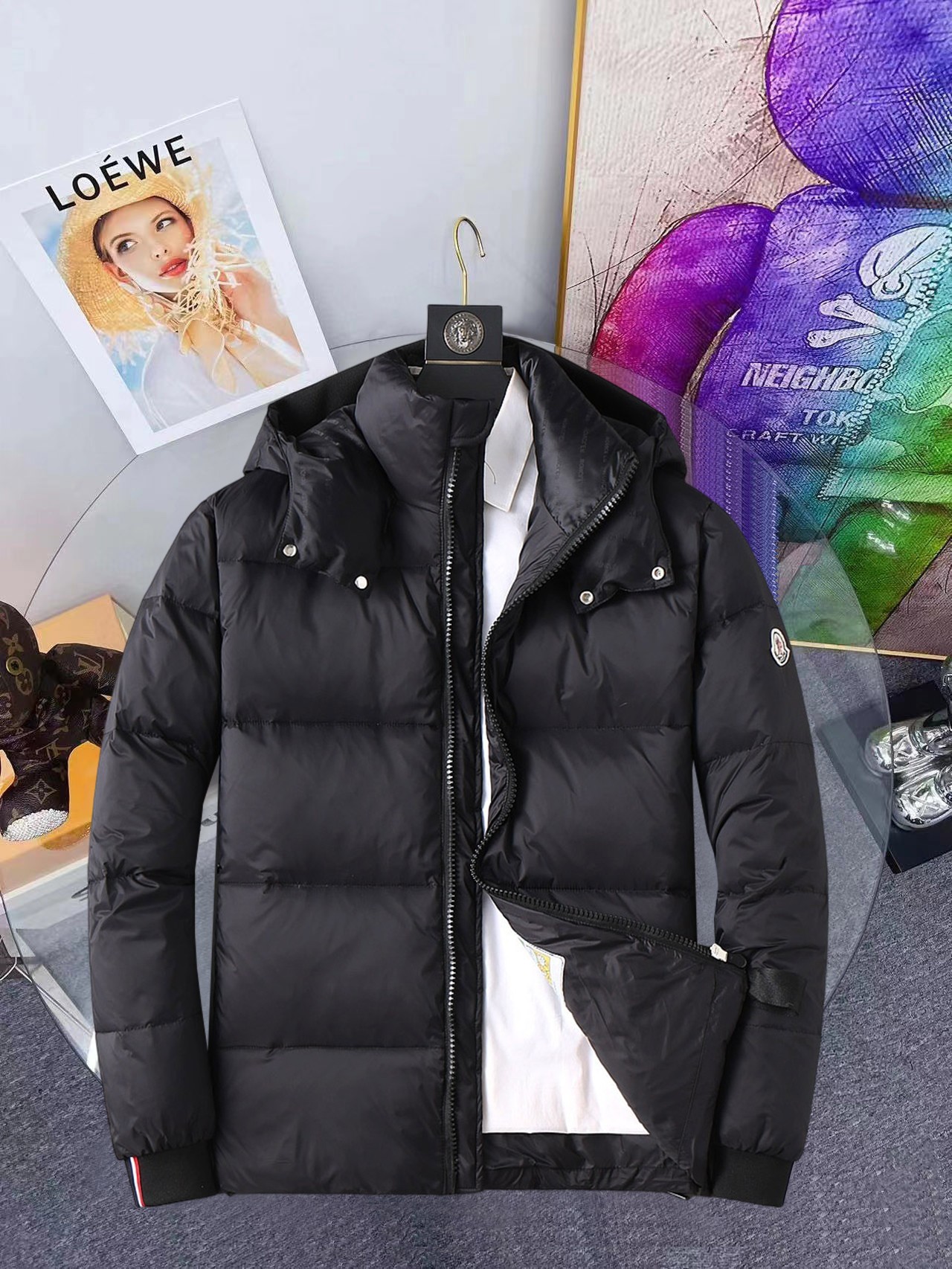 NO:648164,Mengkou's 2025 spring and winter new down jacket. This is known as the most expensive down jacket in the world, with 90 down in total. With a classic logo combination, it is full of visual impact at first sight. It has better thermal insulation performance, is light and not heavy, and has good loft recovery after compression, and can gather heat and lock in temperature!  Personalized color matching design, fresh and energetic!  There are too many versions circulating in the market. In addition to the different fabrics and workmanship, the biggest difference is that the filling is not goose down at all but feather silk or velvet, etc., and it is not easy to distinguish for those who don’t understand. In addition, the fabrics and workmanship are definitely not of the same level. In short, look for us and you will never go astray. All the exclusive full colors are purchased from genuine development. If you understand the quality of our down jackets, you can safely recommend it with your eyes closed. The three standards are complete!  Uniform series for men and women!  Size M-3XL. Maximum wear is 195 pounds.,,Moncler,down jacket,alexander wang19860909蒙口 2025春冬新款羽绒服.这款号称羽绒服届最贵的,全部90绒的.带着经典的Logo组合搭配,第一眼看到就是满满的视觉冲击,保暖性能更出色,轻便不厚重,且压缩后的蓬松度恢复性好,聚热锁温！个性的拼色设计,清新有活力！市面流通的版本实在太多了,除了面料做工不同外,最大的区别就是填充物根本不是鹅绒而是羽丝或手感绒等等,而不懂的根本不容易区分.另外面料和做工也绝对不是一个级别,总之认准我们,让你绝对不跑偏,独家全色全部购入正版开发,懂我们家羽绒服质量的,完全可以放心闭眼推.三标齐全！男女同款系列！码数M-3XL.最大穿到195斤.,,Moncler,down jacket,alexander wang,Men's clothing