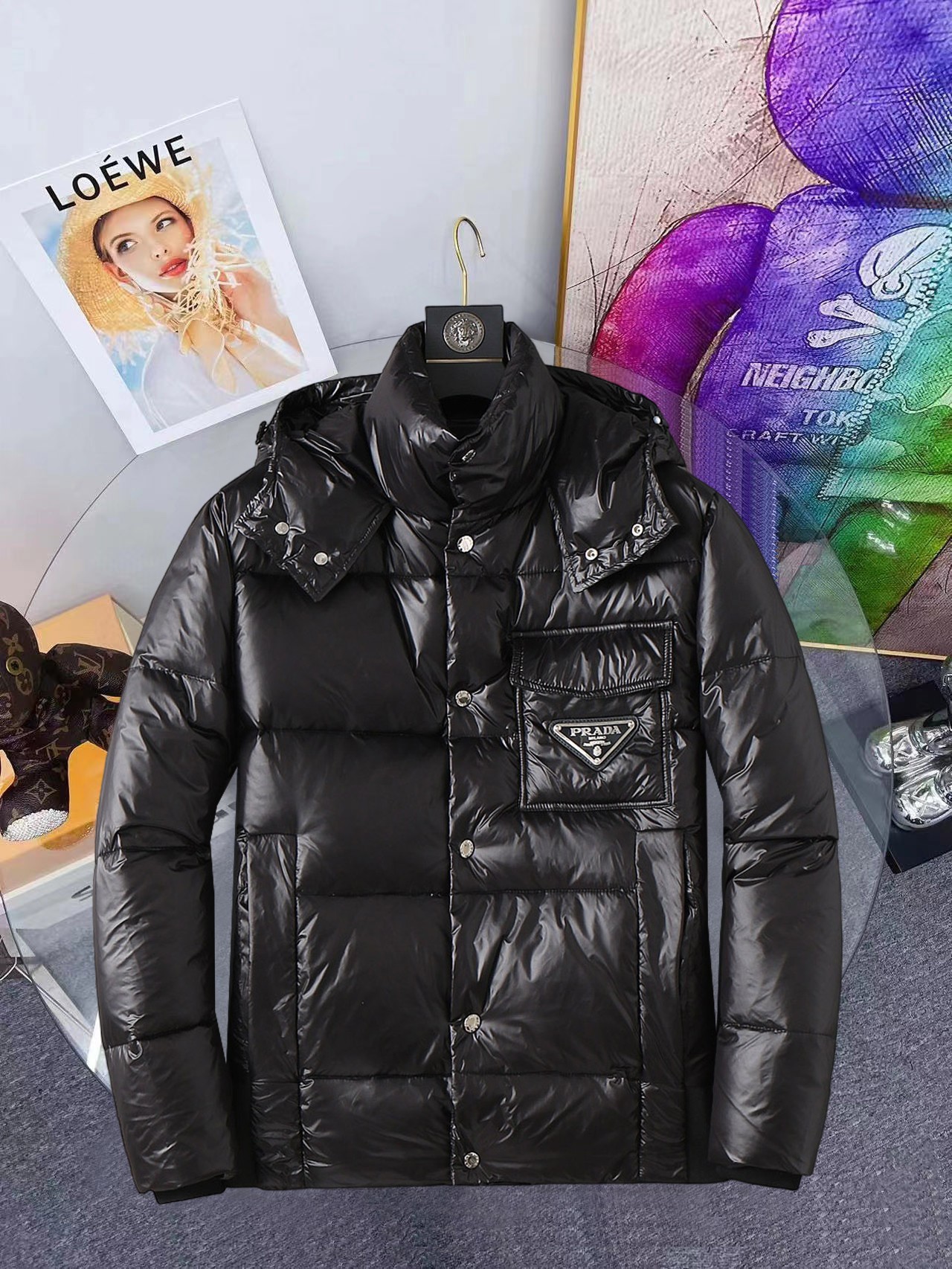 NO:648169,Prada's 2025 spring and winter new down jacket. This is known as the most expensive down jacket in the industry, with 90 down in total. With a classic logo combination, it is full of visual impact at first sight. It has better thermal insulation performance, is light and not heavy, and has good loft recovery after compression, and it can gather heat and lock in temperature!  Personalized color matching design, fresh and energetic!  There are too many versions circulating in the market. In addition to the different fabrics and workmanship, the biggest difference is that the filling is not goose down at all but feather silk or velvet, etc., and it is not easy to distinguish for those who don’t understand. In addition, the fabrics and workmanship are definitely not of the same level. In short, look for us and you will never go astray. All the exclusive full colors are purchased from genuine development. If you understand the quality of our down jackets, you can safely recommend it with your eyes closed. The three standards are complete!  Uniform series for men and women!  Size M-3XL. Maximum wear is 195 pounds.,,prada,down jacket,alexander wang19860909普拉达 2025春冬新款羽绒服.这款号称羽绒服届最贵的,全部90绒的.带着经典的Logo组合搭配,第一眼看到就是满满的视觉冲击,保暖性能更出色,轻便不厚重,且压缩后的蓬松度恢复性好,聚热锁温！个性的拼色设计,清新有活力！市面流通的版本实在太多了,除了面料做工不同外,最大的区别就是填充物根本不是鹅绒而是羽丝或手感绒等等,而不懂的根本不容易区分.另外面料和做工也绝对不是一个级别,总之认准我们,让你绝对不跑偏,独家全色全部购入正版开发,懂我们家羽绒服质量的,完全可以放心闭眼推.三标齐全！男女同款系列！码数M-3XL.最大穿到195斤.,,prada,down jacket,alexander wang,Men's clothing