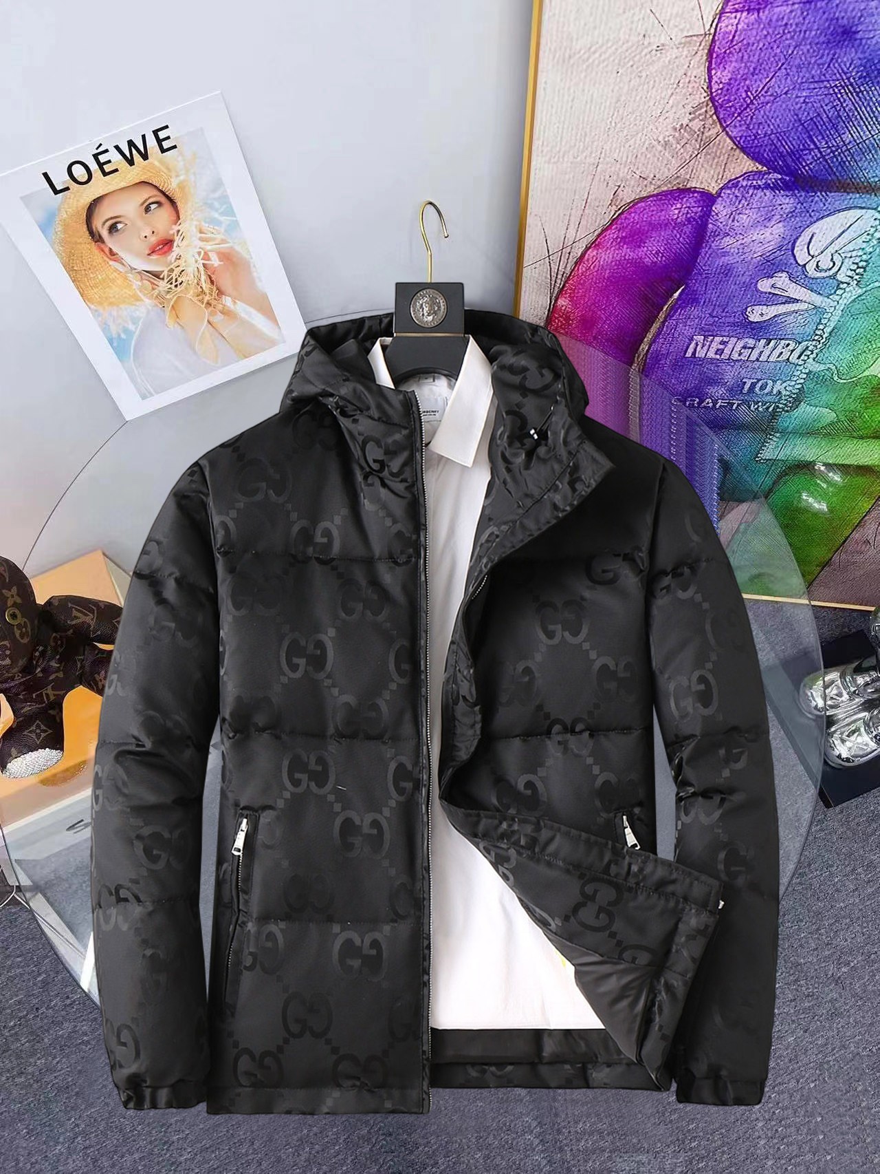 NO:648123,Gucci's new 2025 spring and winter down jacket. This is known as the most expensive down jacket in the world, with 90 down in total. With a classic logo combination, it is full of visual impact at first sight. It has better thermal insulation performance, is light and not heavy, and has good loft recovery after compression, and it can gather heat and lock in temperature!  Personalized color matching design, fresh and energetic!  There are too many versions circulating in the market. In addition to the different fabrics and workmanship, the biggest difference is that the filling is not goose down at all but feather silk or velvet, etc., and it is not easy to distinguish for those who don’t understand. In addition, the fabrics and workmanship are definitely not of the same level. In short, look for us and you will never go astray. All the exclusive full colors are purchased from genuine development. If you understand the quality of our down jackets, you can safely recommend it with your eyes closed. The three standards are complete!  Uniform series for men and women!  Size M-3XL. Maximum wear is 195 pounds.,,down jacket,alexander wang19860909古奇 2025春冬新款羽绒服.这款号称羽绒服届最贵的,全部90绒的.带着经典的Logo组合搭配,第一眼看到就是满满的视觉冲击,保暖性能更出色,轻便不厚重,且压缩后的蓬松度恢复性好,聚热锁温！个性的拼色设计,清新有活力！市面流通的版本实在太多了,除了面料做工不同外,最大的区别就是填充物根本不是鹅绒而是羽丝或手感绒等等,而不懂的根本不容易区分.另外面料和做工也绝对不是一个级别,总之认准我们,让你绝对不跑偏,独家全色全部购入正版开发,懂我们家羽绒服质量的,完全可以放心闭眼推.三标齐全！男女同款系列！码数M-3XL.最大穿到195斤.,,down jacket,alexander wang,Men's clothing