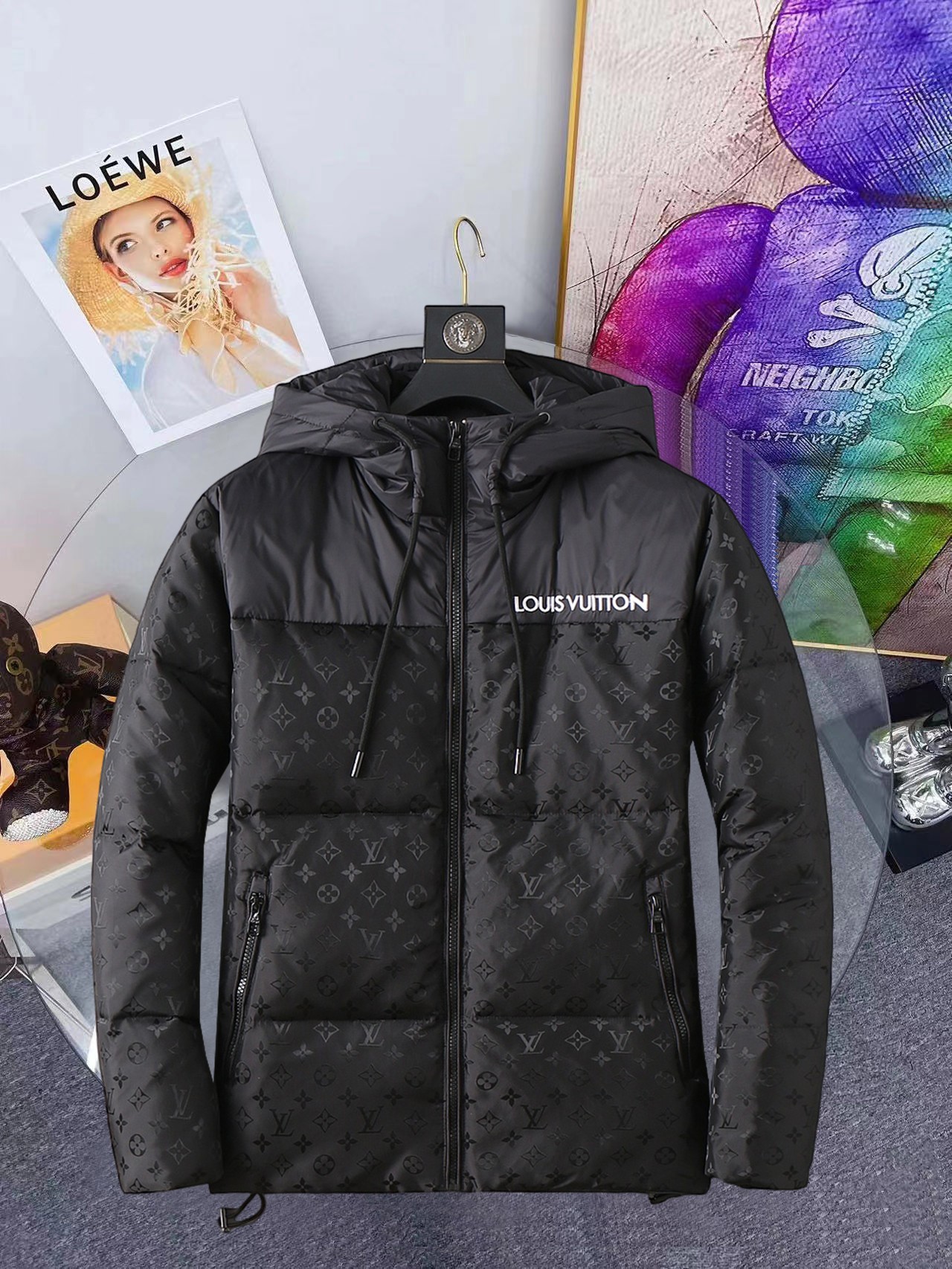 NO:648184,LV 2025 spring and winter new down jacket. This is known as the most expensive down jacket in the world, all 90 down. With a classic logo combination, it is full of visual impact at first sight. It has better thermal insulation performance, is light and not heavy, and has good loft recovery after compression, and can gather heat and lock in temperature!  Personalized color matching design, fresh and energetic!  There are too many versions circulating in the market. In addition to the different fabrics and workmanship, the biggest difference is that the filling is not goose down at all but feather silk or velvet, etc., and it is not easy to distinguish for those who don’t understand. In addition, the fabrics and workmanship are definitely not of the same level. In short, look for us and you will never go astray. All the exclusive full colors are purchased from genuine development. If you understand the quality of our down jackets, you can safely recommend it with your eyes closed. The three standards are complete!  Uniform series for men and women!  Size M-3XL. Maximum wear is 195 pounds.,,louis vuitton,down jacket,alexander wang19860909LV 2025春冬新款羽绒服.这款号称羽绒服届最贵的,全部90绒的.带着经典的Logo组合搭配,第一眼看到就是满满的视觉冲击,保暖性能更出色,轻便不厚重,且压缩后的蓬松度恢复性好,聚热锁温！个性的拼色设计,清新有活力！市面流通的版本实在太多了,除了面料做工不同外,最大的区别就是填充物根本不是鹅绒而是羽丝或手感绒等等,而不懂的根本不容易区分.另外面料和做工也绝对不是一个级别,总之认准我们,让你绝对不跑偏,独家全色全部购入正版开发,懂我们家羽绒服质量的,完全可以放心闭眼推.三标齐全！男女同款系列！码数M-3XL.最大穿到195斤.,,louis vuitton,down jacket,alexander wang,Men's clothing