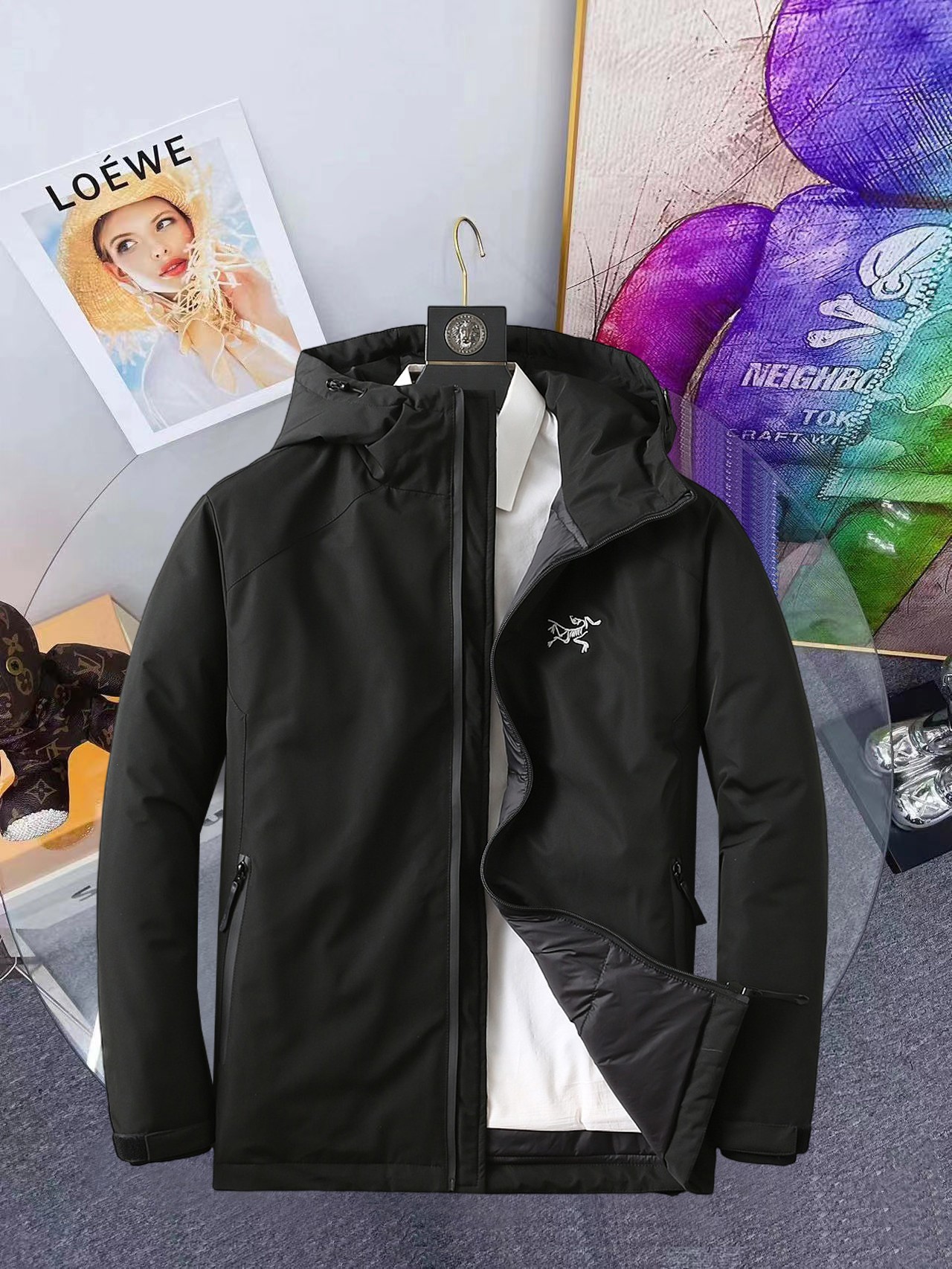 NO:648146,Arc'teryx's 2025 spring and winter new down jacket. This is known as the most expensive down jacket in the world, with 90 down in total. With a classic logo combination, it is full of visual impact at first sight. It has better thermal insulation performance, is light and not heavy, and has good loft recovery after compression, and it can gather heat and lock in temperature!  Personalized color matching design, fresh and energetic!  There are too many versions circulating in the market. In addition to the different fabrics and workmanship, the biggest difference is that the filling is not goose down at all but feather silk or velvet, etc., and it is not easy to distinguish for those who don’t understand. In addition, the fabrics and workmanship are definitely not of the same level. In short, look for us and you will never go astray. All the exclusive full colors are purchased from genuine development. If you understand the quality of our down jackets, you can safely recommend it with your eyes closed. The three standards are complete!  Uniform series for men and women!  Size M-3XL. Maximum wear is 195 pounds.,arc'teryx,down jacket,alexander wang19860909始祖鸟 2025春冬新款羽绒服.这款号称羽绒服届最贵的,全部90绒的.带着经典的Logo组合搭配,第一眼看到就是满满的视觉冲击,保暖性能更出色,轻便不厚重,且压缩后的蓬松度恢复性好,聚热锁温！个性的拼色设计,清新有活力！市面流通的版本实在太多了,除了面料做工不同外,最大的区别就是填充物根本不是鹅绒而是羽丝或手感绒等等,而不懂的根本不容易区分.另外面料和做工也绝对不是一个级别,总之认准我们,让你绝对不跑偏,独家全色全部购入正版开发,懂我们家羽绒服质量的,完全可以放心闭眼推.三标齐全！男女同款系列！码数M-3XL.最大穿到195斤.,arc'teryx,down jacket,alexander wang,Men's clothing