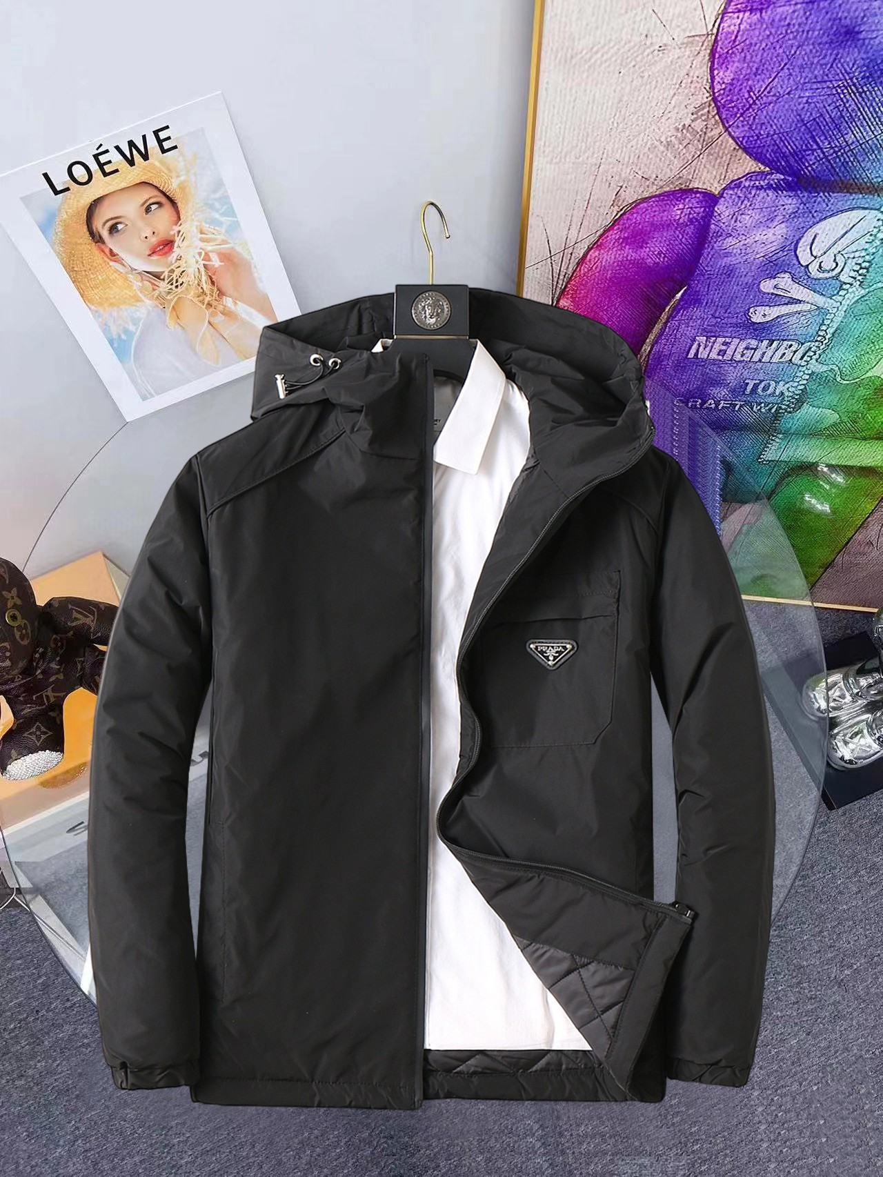 NO:648149,Prada's new 2025ss winter down jacket with all three standards is in perfect condition. It's comfortable and warm, and the color is full and attractive. The design is very outstanding, and it can easily enhance the sense of fashion. The workmanship is extremely sophisticated and rigorous, and the wiring is neat and meticulous!  A masterpiece from a famous designer!  The upper body does not look bloated and is super handsome!  Available sizes M ~ XXXL,,prada,jackets & coats,down jacket,alexander wang19860909普拉达 三标齐全 2025ss冬季新款羽绒棉服外套,秀场新品品相非常完美,舒适保暖,色泽饱满诱人,非常出彩的设计,轻松将时髦感进阶,做工极为考究严谨,走线工整细致！大牌设计师巨作！上身不显臃肿、超级帅气！现货码数M ～ XXXL,,prada,jackets & coats,down jacket,alexander wang,Men's clothing