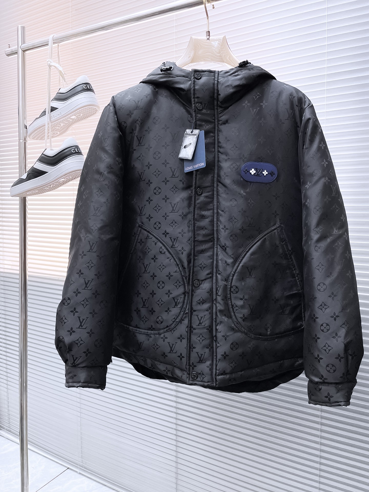 NO:727894,Support replacement after the year!  LV 2025 autumn and winter new down jacket. This is known as the most expensive down jacket in the world, all 90 down. With a classic logo combination, it is full of visual impact at first sight. It has better thermal insulation performance, is light and not heavy, and has good loft recovery after compression, and it can gather heat and lock in temperature!  Personalized color matching design, fresh and energetic!  There are too many versions circulating in the market. In addition to the different fabrics and workmanship, the biggest difference is that the filling is not goose down at all but feather silk or velvet, etc., and it is not easy to distinguish for those who don’t understand. In addition, the fabrics and workmanship are definitely not of the same level. In short, look for us and you will never go astray. All the exclusive full colors are purchased from genuine development. If you understand the quality of our down jackets, you can safely recommend it with your eyes closed. The three standards are complete!  Uniform series for men and women!  Size M-3XL. Maximum wear is 195 pounds.,,louis vuitton,down jacket,19860909支持年后退换！ LV 2025秋冬新款羽绒服.这款号称羽绒服届最贵的,全部90绒的.带着经典的Logo组合搭配,第一眼看到就是满满的视觉冲击,保暖性能更出色,轻便不厚重,且压缩后的蓬松度恢复性好,聚热锁温！个性的拼色设计,清新有活力！市面流通的版本实在太多了,除了面料做工不同外,最大的区别就是填充物根本不是鹅绒而是羽丝或手感绒等等,而不懂的根本不容易区分.另外面料和做工也绝对不是一个级别,总之认准我们,让你绝对不跑偏,独家全色全部购入正版开发,懂我们家羽绒服质量的,完全可以放心闭眼推.三标齐全！男女同款系列！码数M-3XL.最大穿到195斤.,,louis vuitton,down jacket,,Men's clothing