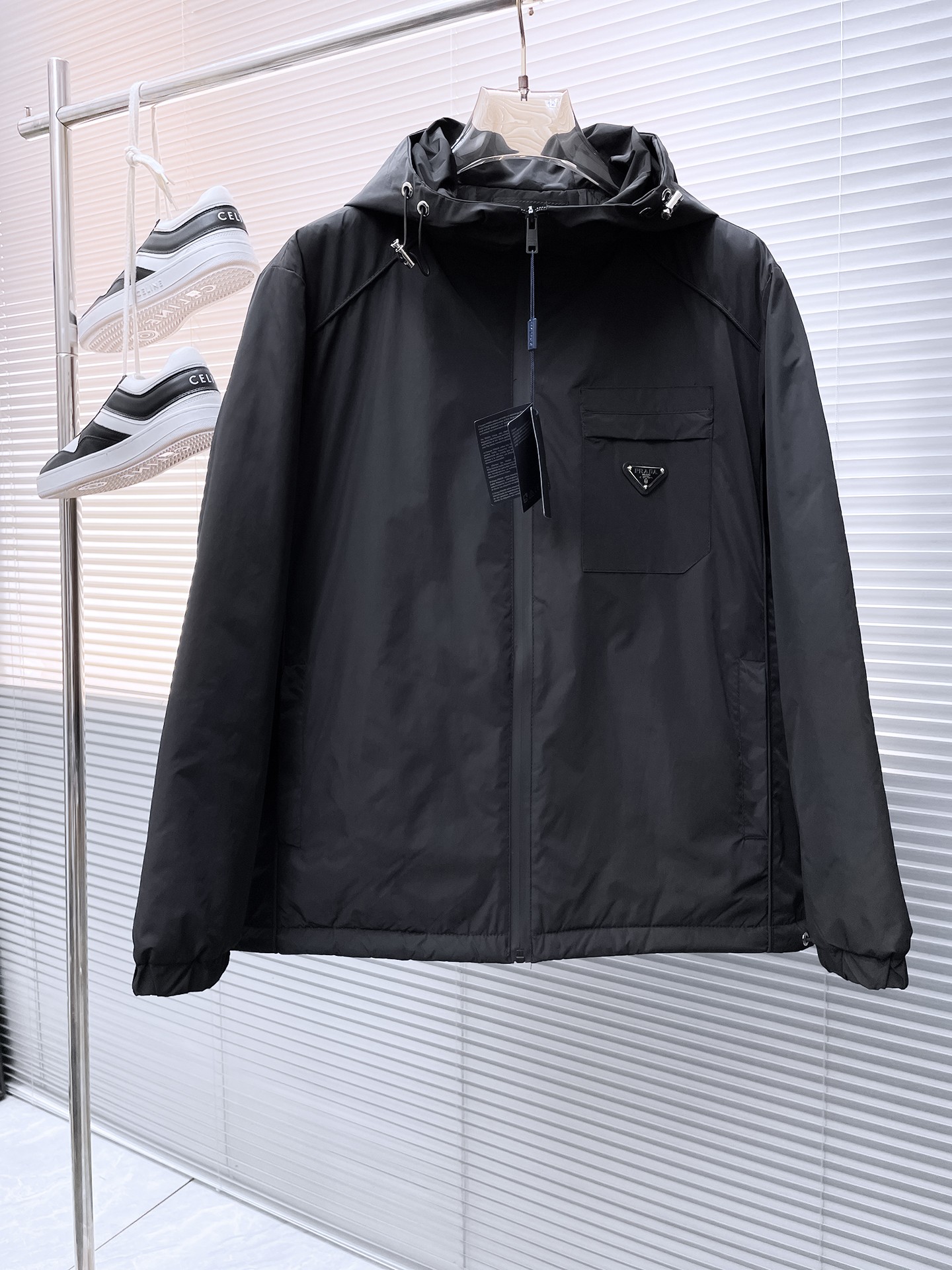 NO:727885,Support replacement after the year!  Prada's 2025ss winter new down jacket and cotton jacket with all three standards, the new product on the show is in perfect condition, comfortable and warm, the color is full and attractive, the design is very outstanding, it can easily enhance the sense of fashion, the workmanship is extremely sophisticated and rigorous, and the wiring is neat and meticulous!  A masterpiece from a famous designer!  The upper body does not look bloated and is super handsome!  Available sizes M ~ XXXL,,prada,jackets & coats,down jacket,19860909支持年后退换！ 普拉达 三标齐全 2025ss冬季新款羽绒棉服加棉外套,秀场新品品相非常完美,舒适保暖,色泽饱满诱人,非常出彩的设计,轻松将时髦感进阶,做工极为考究严谨,走线工整细致！大牌设计师巨作！上身不显臃肿、超级帅气！现货码数M ～ XXXL,,prada,jackets & coats,down jacket,,Men's clothing