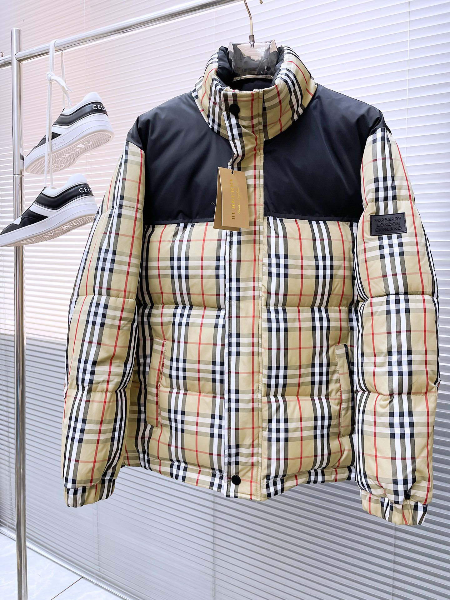 NO:727901,Support replacement after the year!  Burberry's 2025ss winter new down jacket and cotton jacket with all three standards, the new product on the show is in perfect condition, comfortable and warm, the color is full and attractive, the design is very brilliant, it can easily enhance the sense of fashion, the workmanship is extremely sophisticated and rigorous, and the wiring is neat and meticulous!  A masterpiece from a famous designer!  The upper body does not look bloated and is super handsome!  Available sizes M ~ XXXL,,burberry,jackets & coats,down jacket,19860909支持年后退换！ 巴宝莉 三标齐全 2025ss冬季新款羽绒棉服加棉外套,秀场新品品相非常完美,舒适保暖,色泽饱满诱人,非常出彩的设计,轻松将时髦感进阶,做工极为考究严谨,走线工整细致！大牌设计师巨作！上身不显臃肿、超级帅气！现货码数M ～ XXXL,,burberry,jackets & coats,down jacket,,Men's clothing