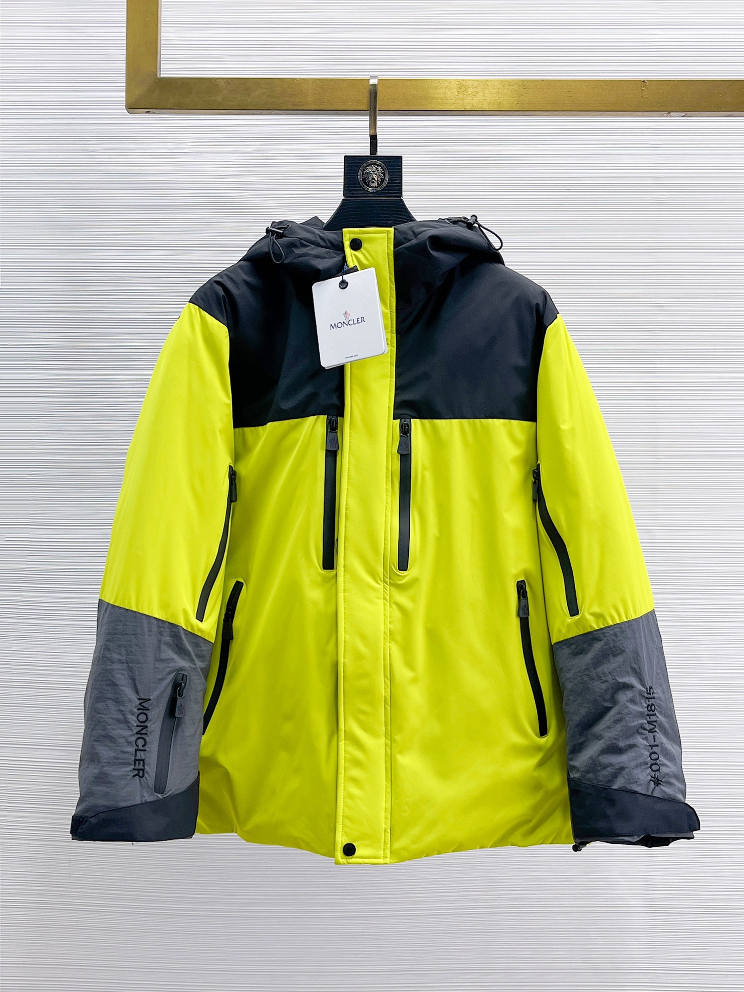 NO:655912,Mengkou's 2025 spring and winter new down jacket. This is known as the most expensive down jacket in the world, with 90 down in total. With a classic logo combination, it is full of visual impact at first sight. It has better thermal insulation performance, is light and not heavy, and has good loft recovery after compression, and can gather heat and lock in temperature!  Personalized color matching design, fresh and energetic!  There are too many versions circulating in the market. In addition to the different fabrics and workmanship, the biggest difference is that the filling is not goose down at all but feather silk or velvet, etc., and it is not easy to distinguish for those who don’t understand. In addition, the fabrics and workmanship are definitely not of the same level. In short, look for us and you will never go astray. All the exclusive full colors are purchased from genuine development. If you understand the quality of our down jackets, you can safely recommend it with your eyes closed. The three standards are complete!  Uniform series for men and women!  Size M-3XL. Maximum wear is 195 pounds.,,Moncler,down jacket,alexander wang19860909蒙口 2025春冬新款羽绒服.这款号称羽绒服届最贵的,全部90绒的.带着经典的Logo组合搭配,第一眼看到就是满满的视觉冲击,保暖性能更出色,轻便不厚重,且压缩后的蓬松度恢复性好,聚热锁温！个性的拼色设计,清新有活力！市面流通的版本实在太多了,除了面料做工不同外,最大的区别就是填充物根本不是鹅绒而是羽丝或手感绒等等,而不懂的根本不容易区分.另外面料和做工也绝对不是一个级别,总之认准我们,让你绝对不跑偏,独家全色全部购入正版开发,懂我们家羽绒服质量的,完全可以放心闭眼推.三标齐全！男女同款系列！码数M-3XL.最大穿到195斤.,,Moncler,down jacket,alexander wang,Men's clothing