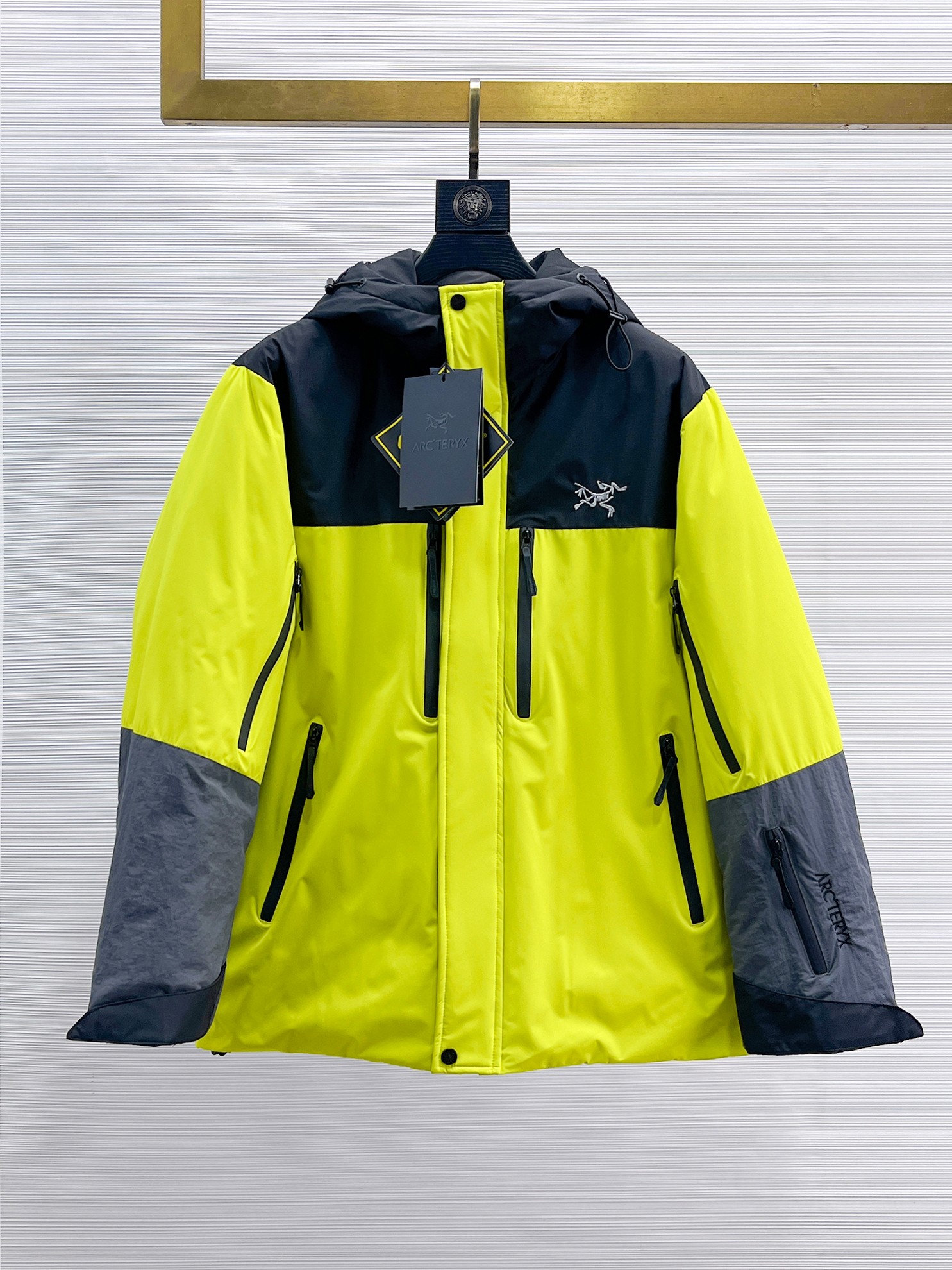 NO:655916,Arc'teryx's 2025 spring and winter new down jacket. This is known as the most expensive down jacket in the world, with 90 down in total. With a classic logo combination, it is full of visual impact at first sight. It has better thermal insulation performance, is light and not heavy, and has good loft recovery after compression, and it can gather heat and lock in temperature!  Personalized color matching design, fresh and energetic!  There are too many versions circulating in the market. In addition to the different fabrics and workmanship, the biggest difference is that the filling is not goose down at all but feather silk or velvet, etc., and it is not easy to distinguish for those who don’t understand. In addition, the fabrics and workmanship are definitely not of the same level. In short, look for us and you will never go astray. All the exclusive full colors are purchased from genuine development. If you understand the quality of our down jackets, you can safely recommend it with your eyes closed. The three standards are complete!  Uniform series for men and women!  Size M-3XL. Maximum wear is 195 pounds.,arc'teryx,down jacket,alexander wang19860909始祖鸟 2025春冬新款羽绒服.这款号称羽绒服届最贵的,全部90绒的.带着经典的Logo组合搭配,第一眼看到就是满满的视觉冲击,保暖性能更出色,轻便不厚重,且压缩后的蓬松度恢复性好,聚热锁温！个性的拼色设计,清新有活力！市面流通的版本实在太多了,除了面料做工不同外,最大的区别就是填充物根本不是鹅绒而是羽丝或手感绒等等,而不懂的根本不容易区分.另外面料和做工也绝对不是一个级别,总之认准我们,让你绝对不跑偏,独家全色全部购入正版开发,懂我们家羽绒服质量的,完全可以放心闭眼推.三标齐全！男女同款系列！码数M-3XL.最大穿到195斤.,arc'teryx,down jacket,alexander wang,Men's clothing