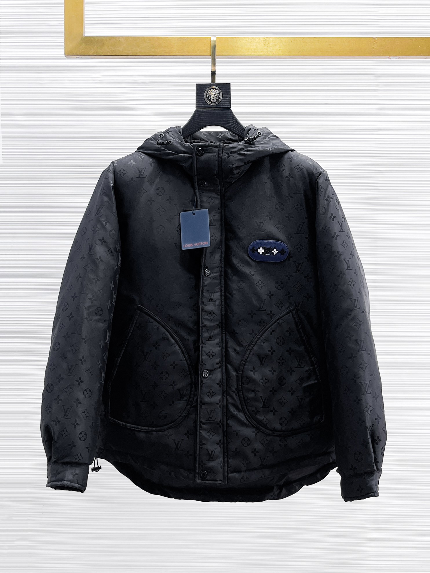 NO:655886,LV 2025 spring and winter new down jacket. This is known as the most expensive down jacket in the world, all 90 down. With a classic logo combination, it is full of visual impact at first sight. It has better thermal insulation performance, is light and not heavy, and has good loft recovery after compression, and can gather heat and lock in temperature!  Personalized color matching design, fresh and energetic!  There are too many versions circulating in the market. In addition to the different fabrics and workmanship, the biggest difference is that the filling is not goose down at all but feather silk or velvet, etc., and it is not easy to distinguish for those who don’t understand. In addition, the fabrics and workmanship are definitely not of the same level. In short, look for us and you will never go astray. All the exclusive full colors are purchased from genuine development. If you understand the quality of our down jackets, you can safely recommend it with your eyes closed. The three standards are complete!  Uniform series for men and women!  Size M-3XL. Maximum wear is 195 pounds.,,louis vuitton,down jacket,alexander wang19860909LV 2025春冬新款羽绒服.这款号称羽绒服届最贵的,全部90绒的.带着经典的Logo组合搭配,第一眼看到就是满满的视觉冲击,保暖性能更出色,轻便不厚重,且压缩后的蓬松度恢复性好,聚热锁温！个性的拼色设计,清新有活力！市面流通的版本实在太多了,除了面料做工不同外,最大的区别就是填充物根本不是鹅绒而是羽丝或手感绒等等,而不懂的根本不容易区分.另外面料和做工也绝对不是一个级别,总之认准我们,让你绝对不跑偏,独家全色全部购入正版开发,懂我们家羽绒服质量的,完全可以放心闭眼推.三标齐全！男女同款系列！码数M-3XL.最大穿到195斤.,,louis vuitton,down jacket,alexander wang,Men's clothing