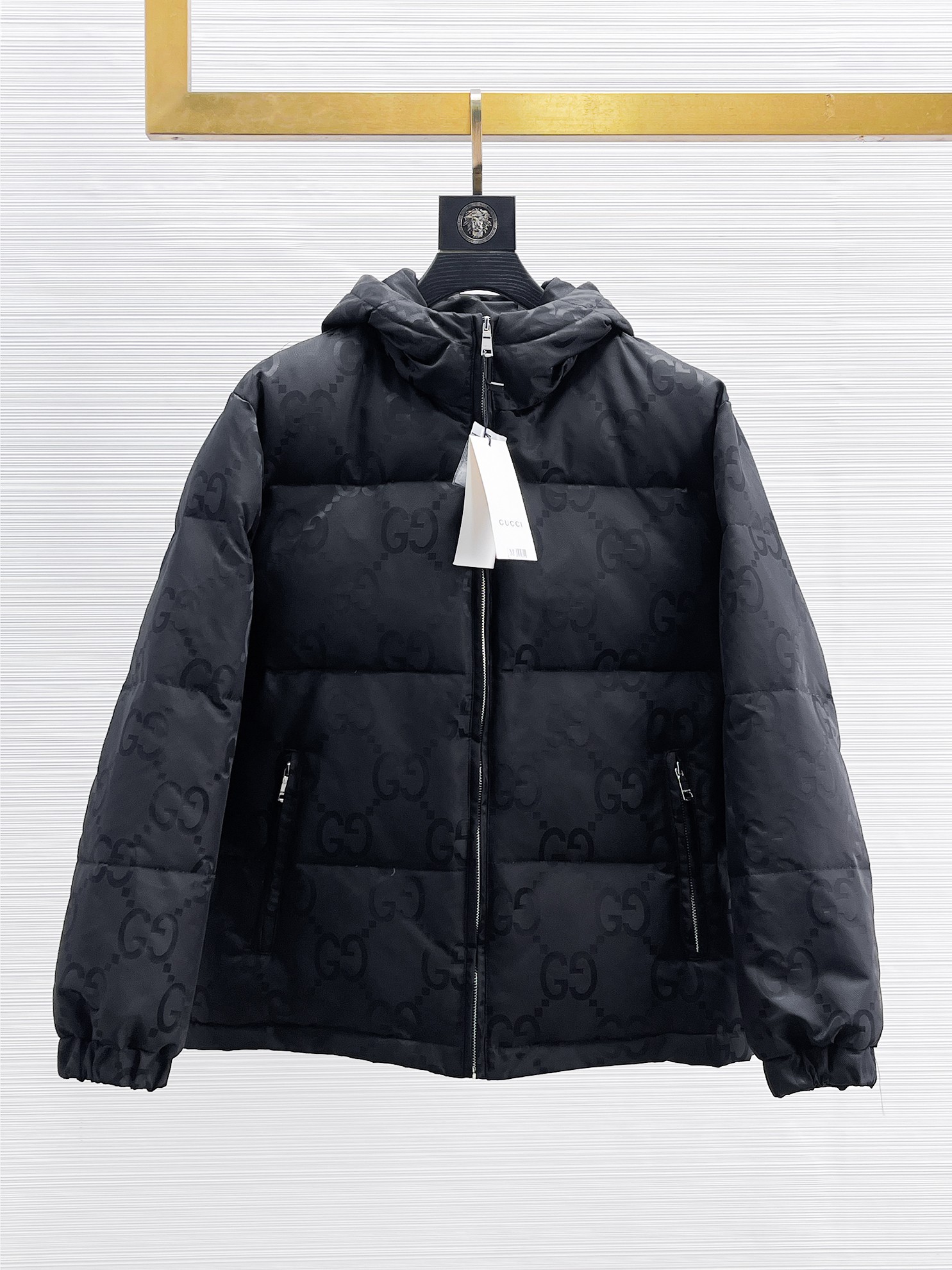 NO:655910,Gucci's new 2025 spring and winter down jacket. This is known as the most expensive down jacket in the world, with 90 down in total. With a classic logo combination, it is full of visual impact at first sight. It has better thermal insulation performance, is light and not heavy, and has good loft recovery after compression, and it can gather heat and lock in temperature!  Personalized color matching design, fresh and energetic!  There are too many versions circulating in the market. In addition to the different fabrics and workmanship, the biggest difference is that the filling is not goose down at all but feather silk or velvet, etc., and it is not easy to distinguish for those who don’t understand. In addition, the fabrics and workmanship are definitely not of the same level. In short, look for us and you will never go astray. All the exclusive full colors are purchased from genuine development. If you understand the quality of our down jackets, you can safely recommend it with your eyes closed. The three standards are complete!  Uniform series for men and women!  Size M-3XL. Maximum wear is 195 pounds.,,down jacket,alexander wang19860909古奇 2025春冬新款羽绒服.这款号称羽绒服届最贵的,全部90绒的.带着经典的Logo组合搭配,第一眼看到就是满满的视觉冲击,保暖性能更出色,轻便不厚重,且压缩后的蓬松度恢复性好,聚热锁温！个性的拼色设计,清新有活力！市面流通的版本实在太多了,除了面料做工不同外,最大的区别就是填充物根本不是鹅绒而是羽丝或手感绒等等,而不懂的根本不容易区分.另外面料和做工也绝对不是一个级别,总之认准我们,让你绝对不跑偏,独家全色全部购入正版开发,懂我们家羽绒服质量的,完全可以放心闭眼推.三标齐全！男女同款系列！码数M-3XL.最大穿到195斤.,,down jacket,alexander wang,Men's clothing