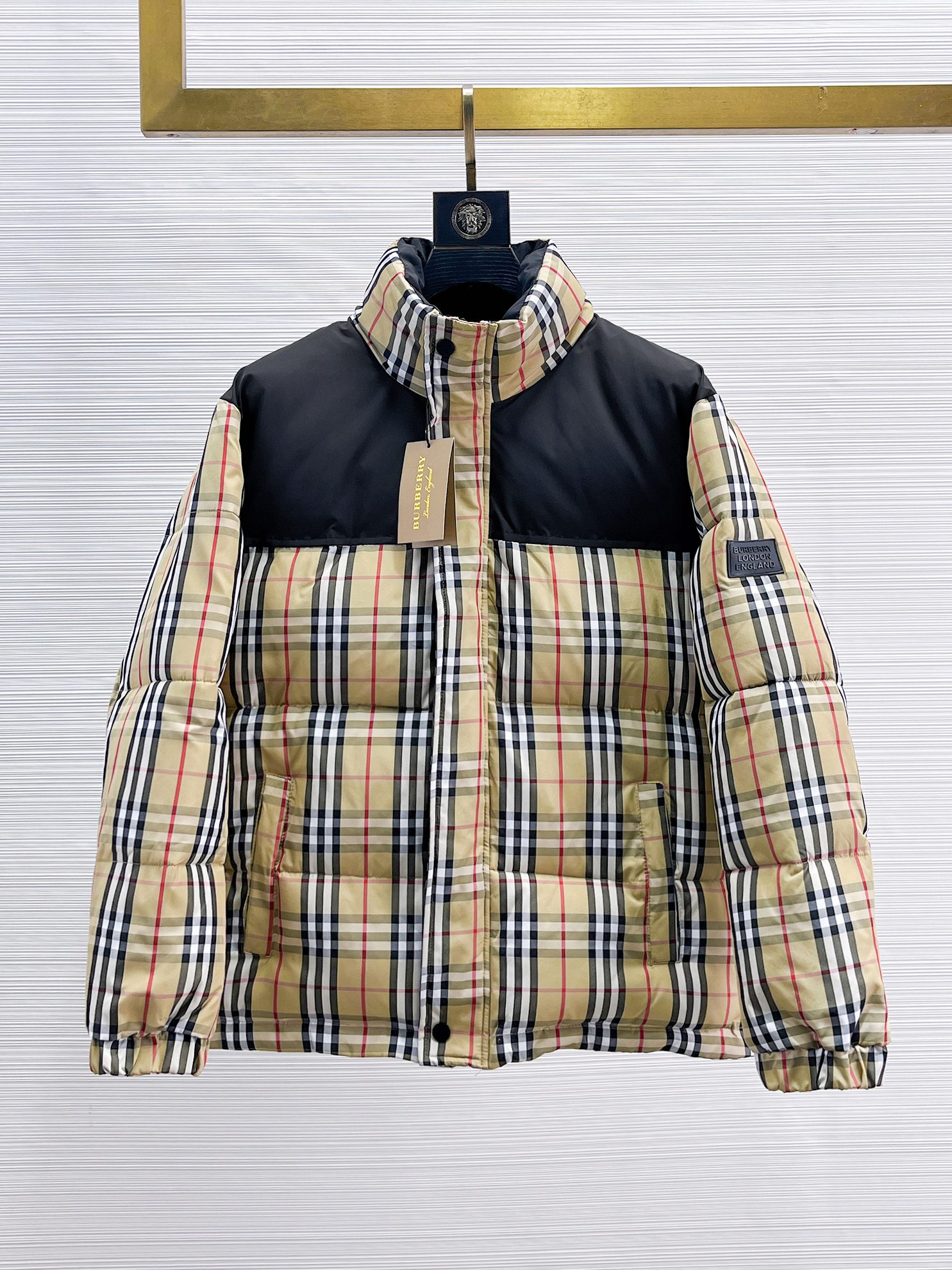 NO:655908,Burberry's new 2025ss winter down jacket with all three standards, the new product on the show is in perfect condition, comfortable and warm, the color is full and attractive, the design is very outstanding, it can easily enhance the fashion sense, the workmanship is extremely sophisticated and rigorous, and the wiring is neat and meticulous!  A masterpiece from a famous designer!  The upper body does not look bloated and is super handsome!  Available sizes M ~ XXXL,,burberry,jackets & coats,down jacket,alexander wang19860909巴宝莉 三标齐全 2025ss冬季新款羽绒棉服外套,秀场新品品相非常完美,舒适保暖,色泽饱满诱人,非常出彩的设计,轻松将时髦感进阶,做工极为考究严谨,走线工整细致！大牌设计师巨作！上身不显臃肿、超级帅气！现货码数M ～ XXXL,,burberry,jackets & coats,down jacket,alexander wang,Men's clothing