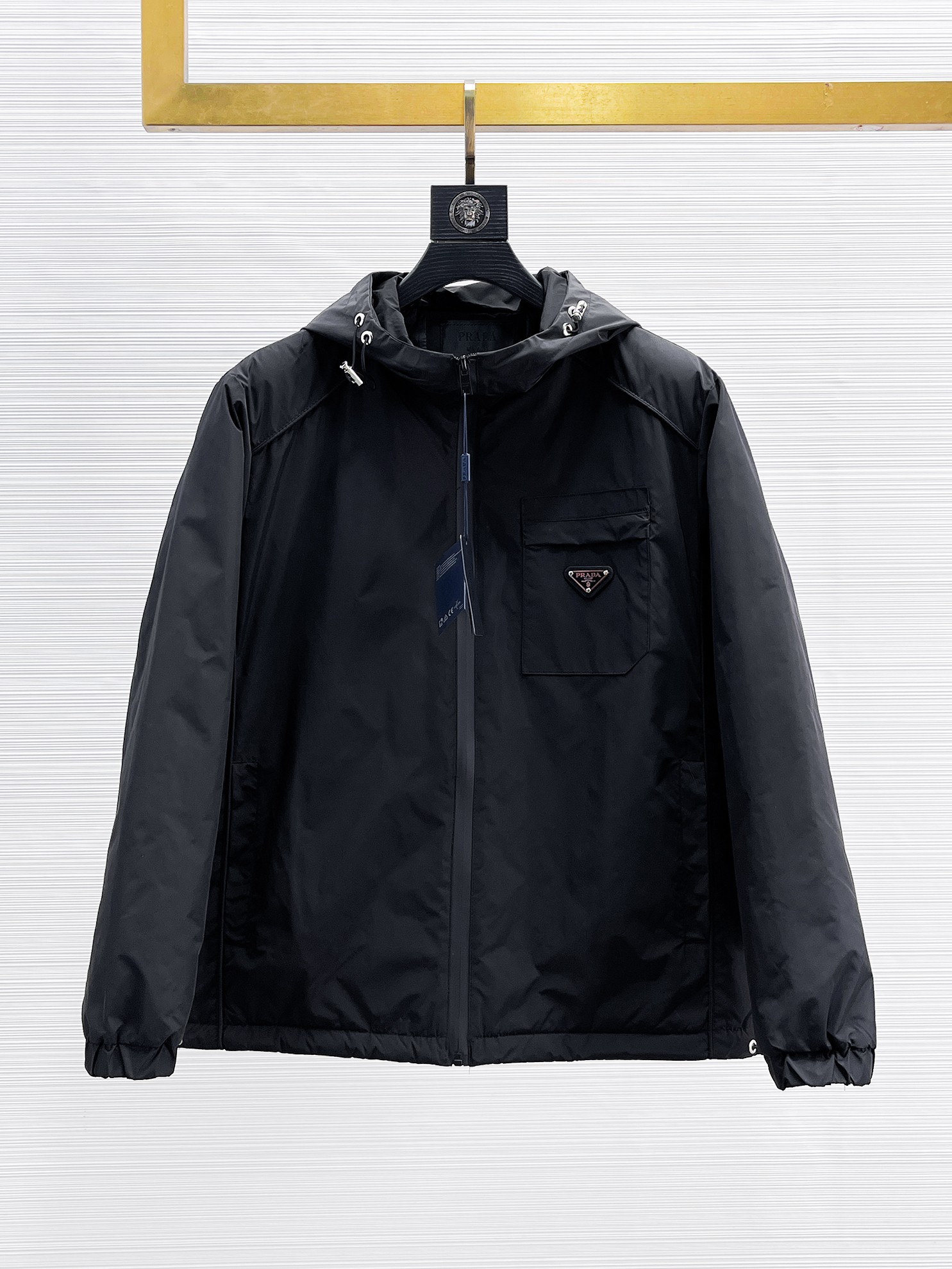 NO:655924,Prada's new 2025ss winter down jacket with all three standards is in perfect condition. It's comfortable and warm, and the color is full and attractive. The design is very outstanding, and it can easily enhance the sense of fashion. The workmanship is extremely sophisticated and rigorous, and the wiring is neat and meticulous!  A masterpiece from a famous designer!  The upper body does not look bloated and is super handsome!  Available sizes M ~ XXXL,,prada,jackets & coats,down jacket,alexander wang19860909普拉达 三标齐全 2025ss冬季新款羽绒棉服外套,秀场新品品相非常完美,舒适保暖,色泽饱满诱人,非常出彩的设计,轻松将时髦感进阶,做工极为考究严谨,走线工整细致！大牌设计师巨作！上身不显臃肿、超级帅气！现货码数M ～ XXXL,,prada,jackets & coats,down jacket,alexander wang,Men's clothing