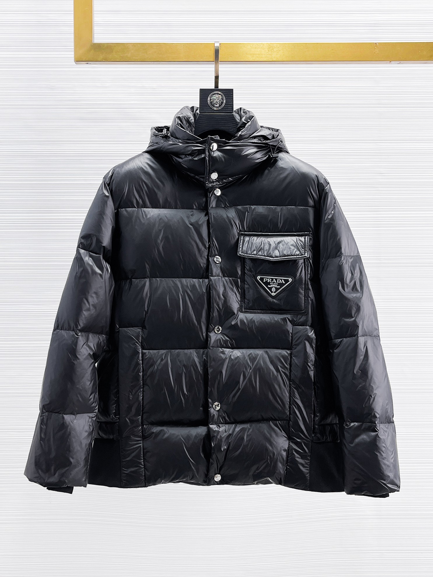 NO:655891,Prada's 2025 spring and winter new down jacket. This is known as the most expensive down jacket in the industry, with 90 down in total. With a classic logo combination, it is full of visual impact at first sight. It has better thermal insulation performance, is light and not heavy, and has good loft recovery after compression, and it can gather heat and lock in temperature!  Personalized color matching design, fresh and energetic!  There are too many versions circulating in the market. In addition to the different fabrics and workmanship, the biggest difference is that the filling is not goose down at all but feather silk or velvet, etc., and it is not easy to distinguish for those who don’t understand. In addition, the fabrics and workmanship are definitely not of the same level. In short, look for us and you will never go astray. All the exclusive full colors are purchased from genuine development. If you understand the quality of our down jackets, you can safely recommend it with your eyes closed. The three standards are complete!  Uniform series for men and women!  Size M-3XL. Maximum wear is 195 pounds.,,prada,down jacket,alexander wang19860909普拉达 2025春冬新款羽绒服.这款号称羽绒服届最贵的,全部90绒的.带着经典的Logo组合搭配,第一眼看到就是满满的视觉冲击,保暖性能更出色,轻便不厚重,且压缩后的蓬松度恢复性好,聚热锁温！个性的拼色设计,清新有活力！市面流通的版本实在太多了,除了面料做工不同外,最大的区别就是填充物根本不是鹅绒而是羽丝或手感绒等等,而不懂的根本不容易区分.另外面料和做工也绝对不是一个级别,总之认准我们,让你绝对不跑偏,独家全色全部购入正版开发,懂我们家羽绒服质量的,完全可以放心闭眼推.三标齐全！男女同款系列！码数M-3XL.最大穿到195斤.,,prada,down jacket,alexander wang,Men's clothing