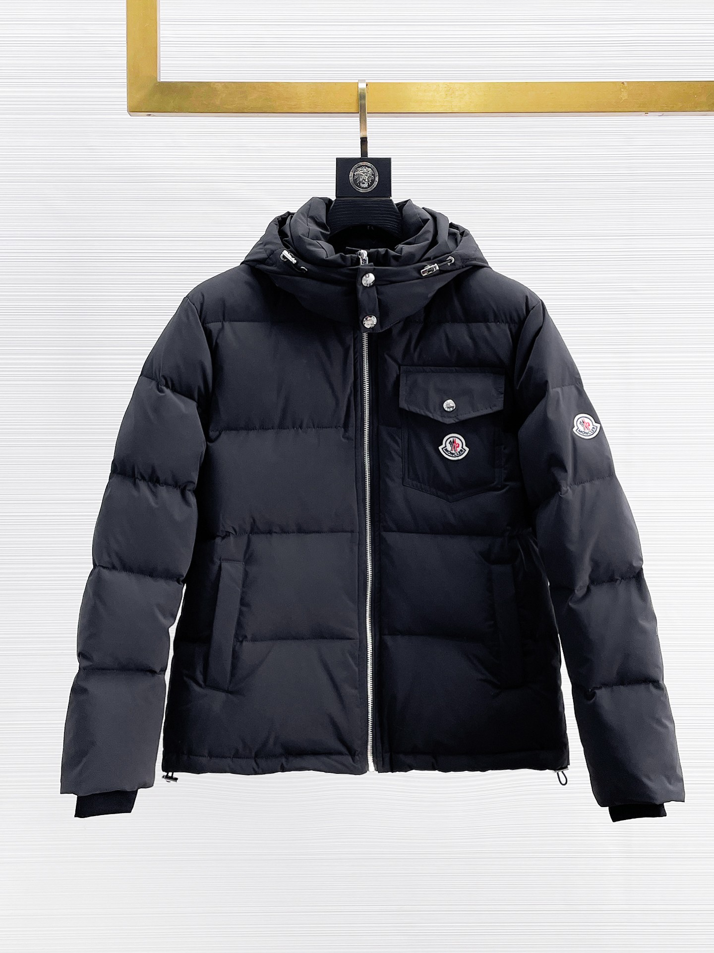 NO:655896,Mengkou's 2025 spring and winter new down jacket. This is known as the most expensive down jacket in the world, with 90 down in total. With a classic logo combination, it is full of visual impact at first sight. It has better thermal insulation performance, is light and not heavy, and has good loft recovery after compression, and can gather heat and lock in temperature!  Personalized color matching design, fresh and energetic!  There are too many versions circulating in the market. In addition to the different fabrics and workmanship, the biggest difference is that the filling is not goose down at all but feather silk or velvet, etc., and it is not easy to distinguish for those who don’t understand. In addition, the fabrics and workmanship are definitely not of the same level. In short, look for us and you will never go astray. All the exclusive full colors are purchased from genuine development. If you understand the quality of our down jackets, you can safely recommend it with your eyes closed. The three standards are complete!  Uniform series for men and women!  Size M-3XL. Maximum wear is 195 pounds.,,Moncler,down jacket,alexander wang19860909蒙口 2025春冬新款羽绒服.这款号称羽绒服届最贵的,全部90绒的.带着经典的Logo组合搭配,第一眼看到就是满满的视觉冲击,保暖性能更出色,轻便不厚重,且压缩后的蓬松度恢复性好,聚热锁温！个性的拼色设计,清新有活力！市面流通的版本实在太多了,除了面料做工不同外,最大的区别就是填充物根本不是鹅绒而是羽丝或手感绒等等,而不懂的根本不容易区分.另外面料和做工也绝对不是一个级别,总之认准我们,让你绝对不跑偏,独家全色全部购入正版开发,懂我们家羽绒服质量的,完全可以放心闭眼推.三标齐全！男女同款系列！码数M-3XL.最大穿到195斤.,,Moncler,down jacket,alexander wang,Men's clothing