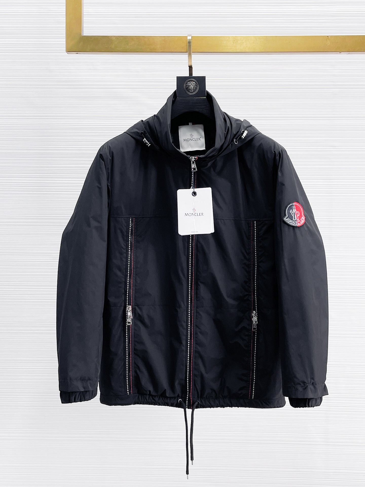 NO:655900,Mengkou, complete with three standards, 2025ss new winter down jacket, the new product in the show is in perfect condition, comfortable and warm, the color is full and attractive, the very outstanding design can easily enhance the fashion sense, the workmanship is extremely sophisticated and rigorous, and the wiring is neat and meticulous!  A masterpiece from a famous designer!  The upper body does not look bloated and is super handsome!  Available sizes M ~ XXXL,,Moncler,jackets & coats,down jacket,alexander wang19860909蒙口 三标齐全 2025ss冬季新款羽绒棉服外套,秀场新品品相非常完美,舒适保暖,色泽饱满诱人,非常出彩的设计,轻松将时髦感进阶,做工极为考究严谨,走线工整细致！大牌设计师巨作！上身不显臃肿、超级帅气！现货码数M ～ XXXL,,Moncler,jackets & coats,down jacket,alexander wang,Men's clothing