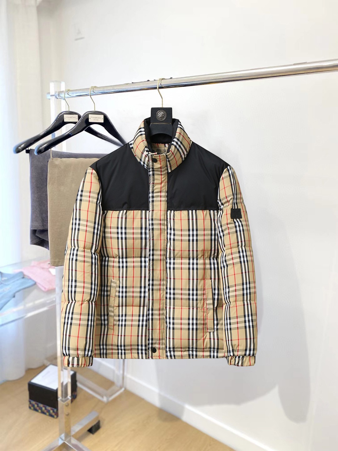 NO:712569,Support replacement after the year!  Burberry's new 2025ss winter down jacket with all three standards, the new product on the show is in perfect condition, comfortable and warm, the color is full and attractive, the design is very outstanding, it can easily enhance the fashion sense, the workmanship is extremely sophisticated and rigorous, and the wiring is neat and meticulous!  A masterpiece from a famous designer!  The upper body does not look bloated and is super handsome!  Available sizes M ~ XXXL,,burberry,jackets & coats,down jacket,19860909支持年后退换！ 巴宝莉 三标齐全 2025ss冬季新款羽绒棉服外套,秀场新品品相非常完美,舒适保暖,色泽饱满诱人,非常出彩的设计,轻松将时髦感进阶,做工极为考究严谨,走线工整细致！大牌设计师巨作！上身不显臃肿、超级帅气！现货码数M ～ XXXL,,burberry,jackets & coats,down jacket,,Men's clothing