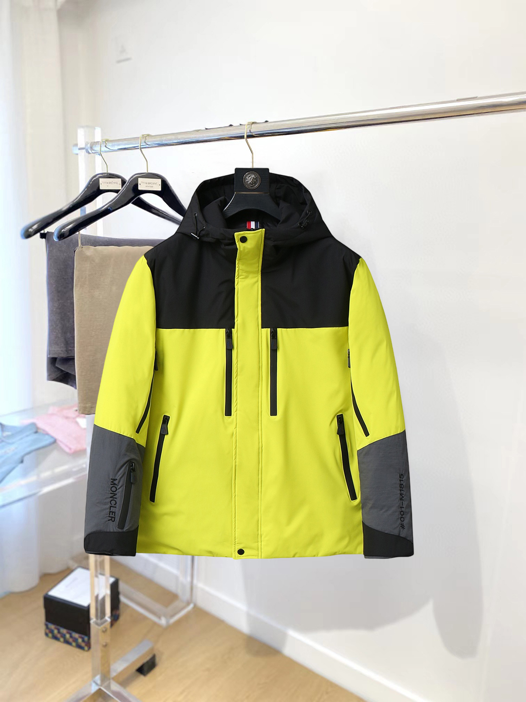 NO:712578,Support replacement after the year!  Mengkou 2025 winter new down 90 white duck down jacket, the new product on the show is in perfect condition, comfortable and warm, the color is full and attractive, the very outstanding design can easily enhance the fashion sense, the workmanship is extremely sophisticated and rigorous, and the wiring is neat and meticulous!  A masterpiece from a famous designer!  The upper body does not look bloated and is super handsome!  Counter size M～XXXL,,Moncler,jackets & coats,down jacket,19860909支持年后退换！ 蒙口 2025冬季新款羽绒90白鸭绒外套,秀场新品品相非常完美,舒适保暖,色泽饱满诱人,非常出彩的设计,轻松将时髦感进阶,做工极为考究严谨,走线工整细致！大牌设计师巨作！上身不显臃肿、超级帅气！柜台码数M～XXXL,,Moncler,jackets & coats,down jacket,,Men's clothing