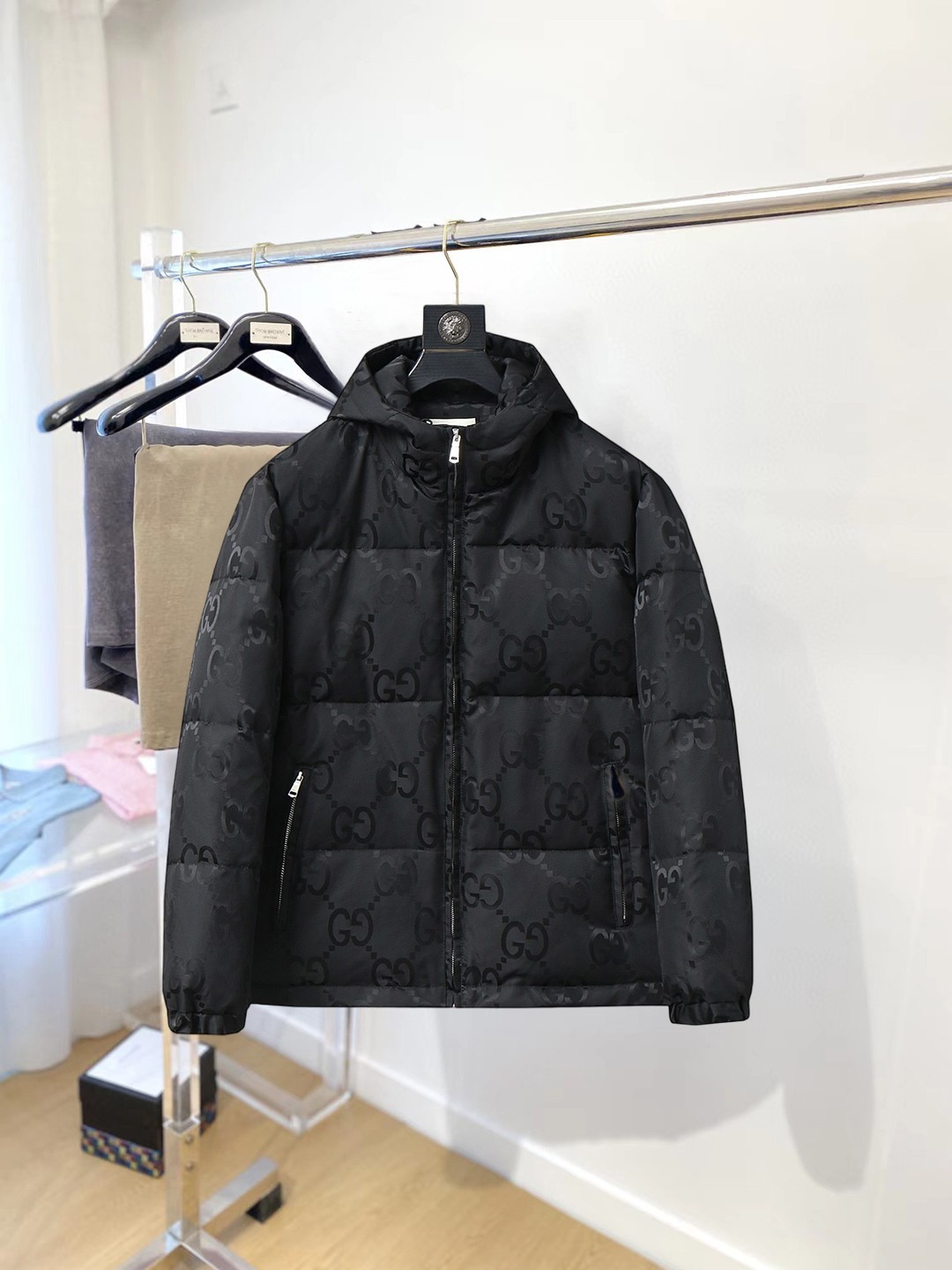 NO:712590,Support replacement after the year!  Gucci's 2025 new winter down 90 white duck down jacket, the new product on the show is in perfect condition, comfortable and warm, the color is full and attractive, the very outstanding design easily enhances the sense of fashion, the workmanship is extremely sophisticated and rigorous, and the wiring is neat and meticulous!  A masterpiece from a famous designer!  The upper body does not look bloated and is super handsome!  Counter size M～XXXL,,jackets & coats,down jacket,19860909支持年后退换！ 古奇 2025冬季新款羽绒90白鸭绒外套,秀场新品品相非常完美,舒适保暖,色泽饱满诱人,非常出彩的设计,轻松将时髦感进阶,做工极为考究严谨,走线工整细致！大牌设计师巨作！上身不显臃肿、超级帅气！柜台码数M～XXXL,,jackets & coats,down jacket,,Men's clothing